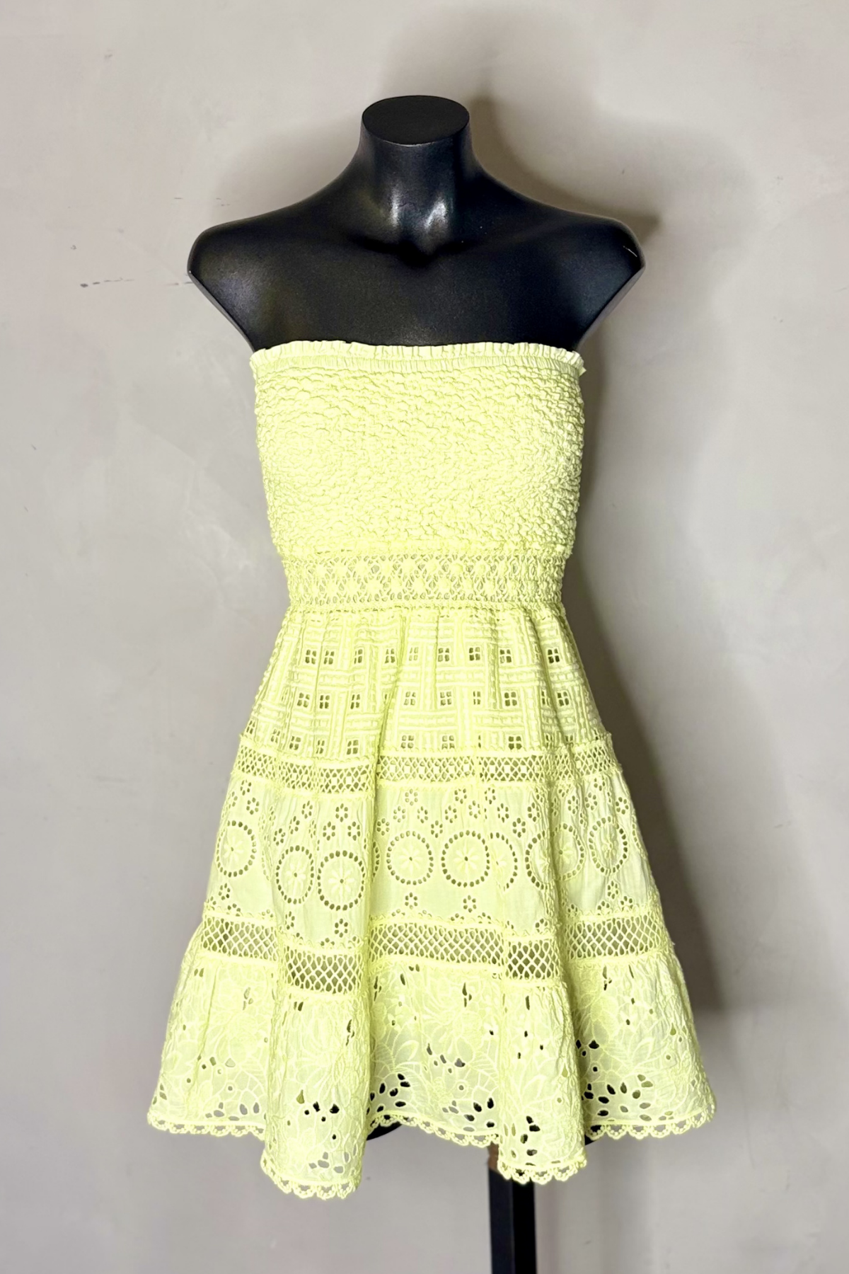 Vestido mini amarillo giallo Cayenna strapless con volantes y diseño elegante ideal para verano, vacaciones y estilo mediterranean luxury
