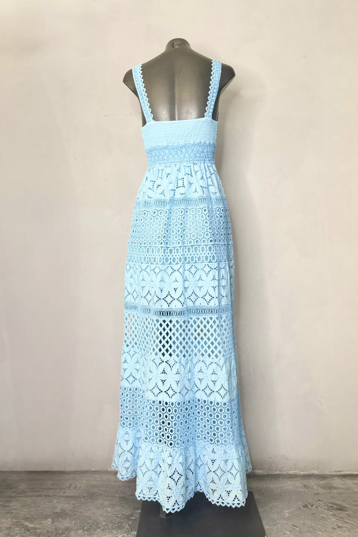 Modelo con vestido maxi azul cielo fluido con capas y movimiento ligero ideal para eventos al aire libre