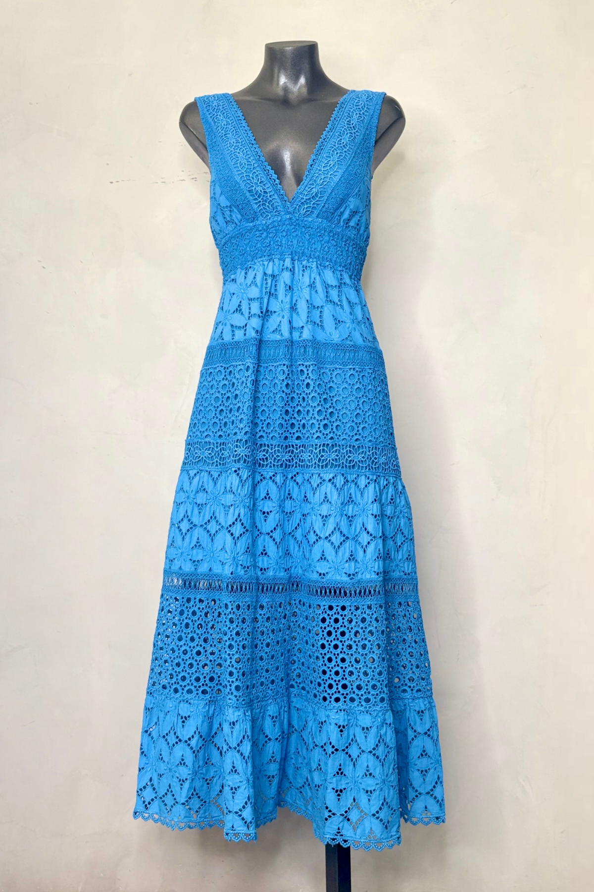 Vestido midi Alpinia cobalto con escote cruzado y volantes en capas ideal para invitadas de boda y eventos sofisticados