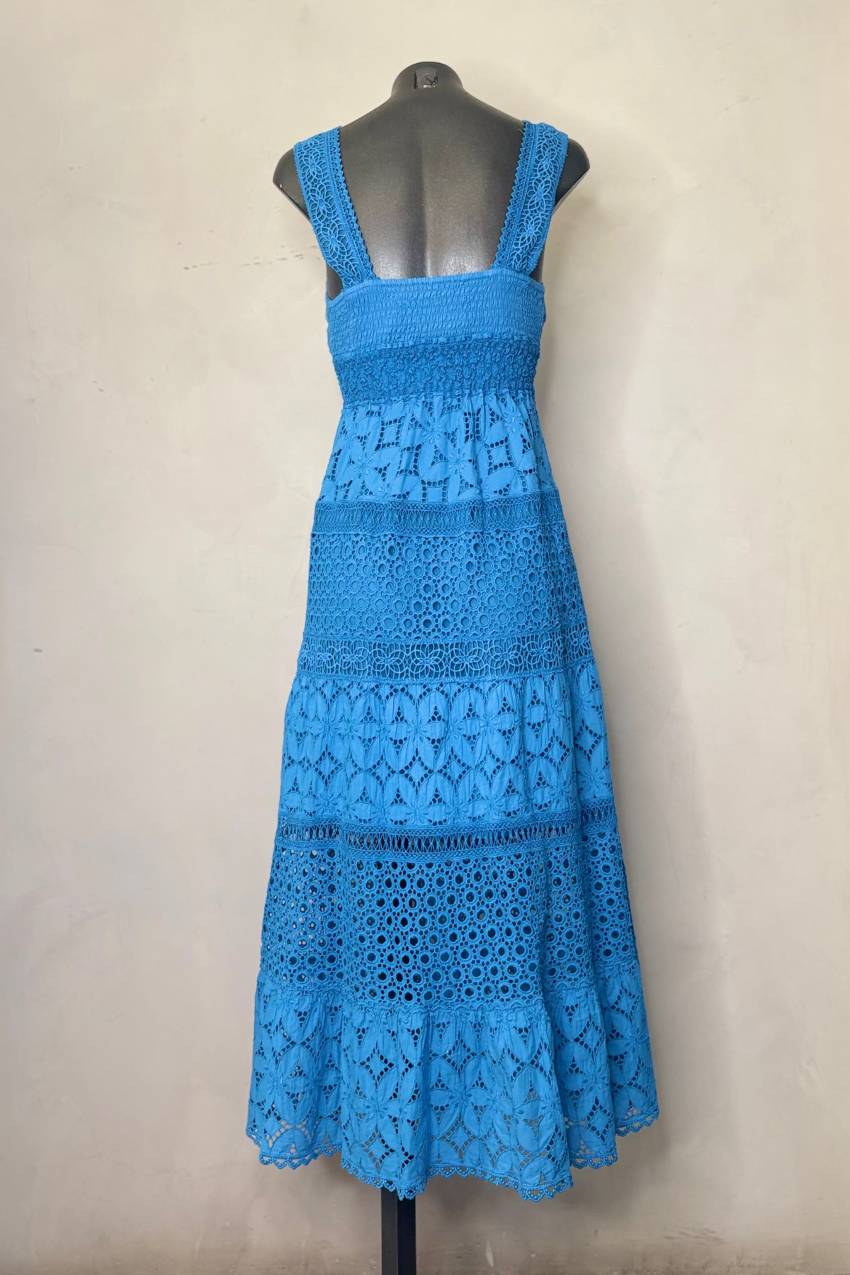 Modelo con vestido midi azul cobalto con diseño fluido y movimiento elegante perfecto para bodas de día y looks summer luxury