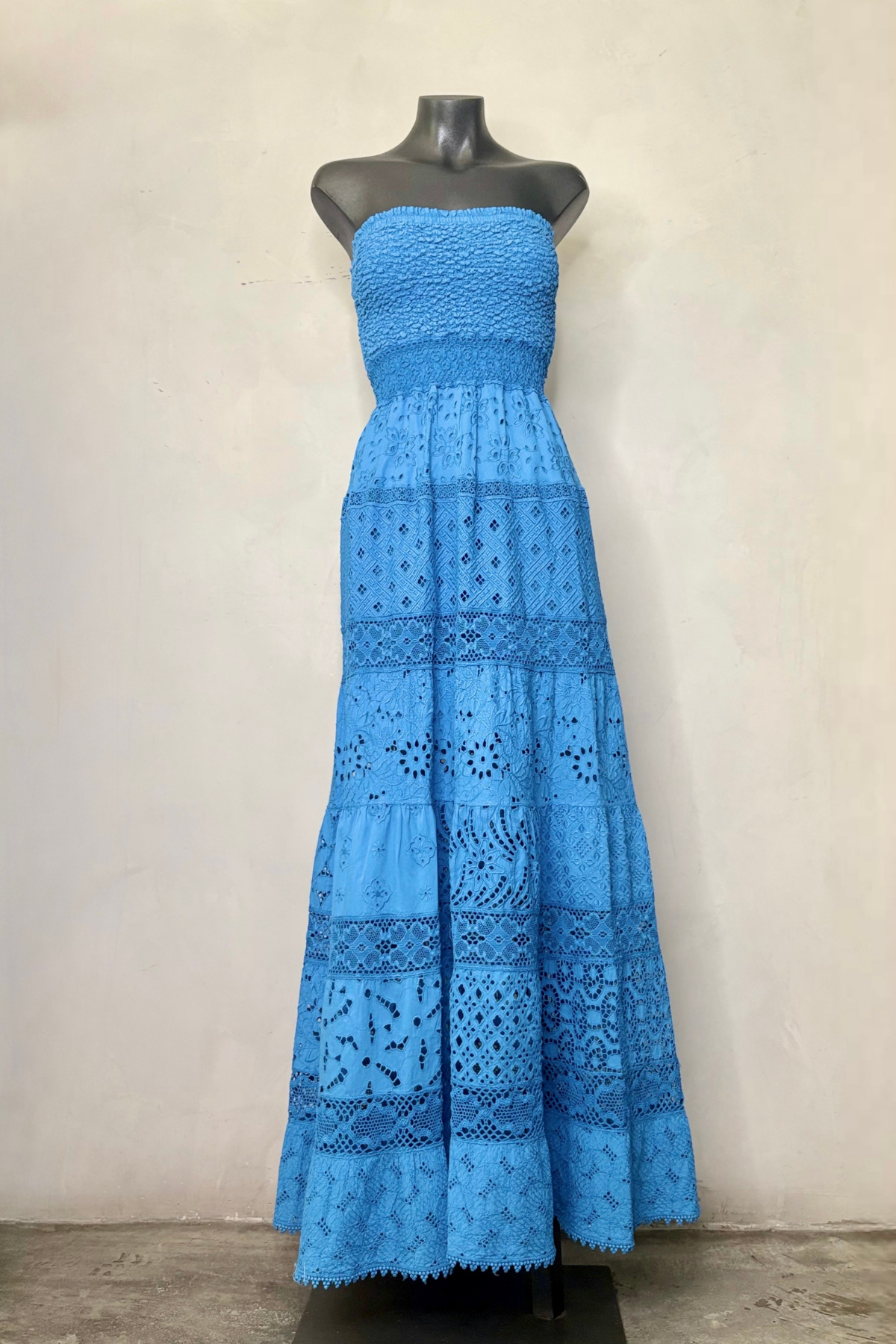 Vestido largo Tahina strapless con volantes en cascada y diseño elegante ideal para invitada de boda, galas y eventos sofisticados