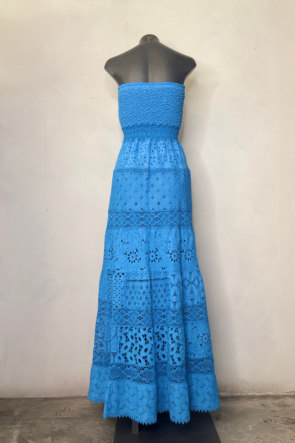 Vista trasera vestido maxi fluido con silueta elegante y caída refinada perfecto para ocasiones especiales, cenas y looks luxury minimal