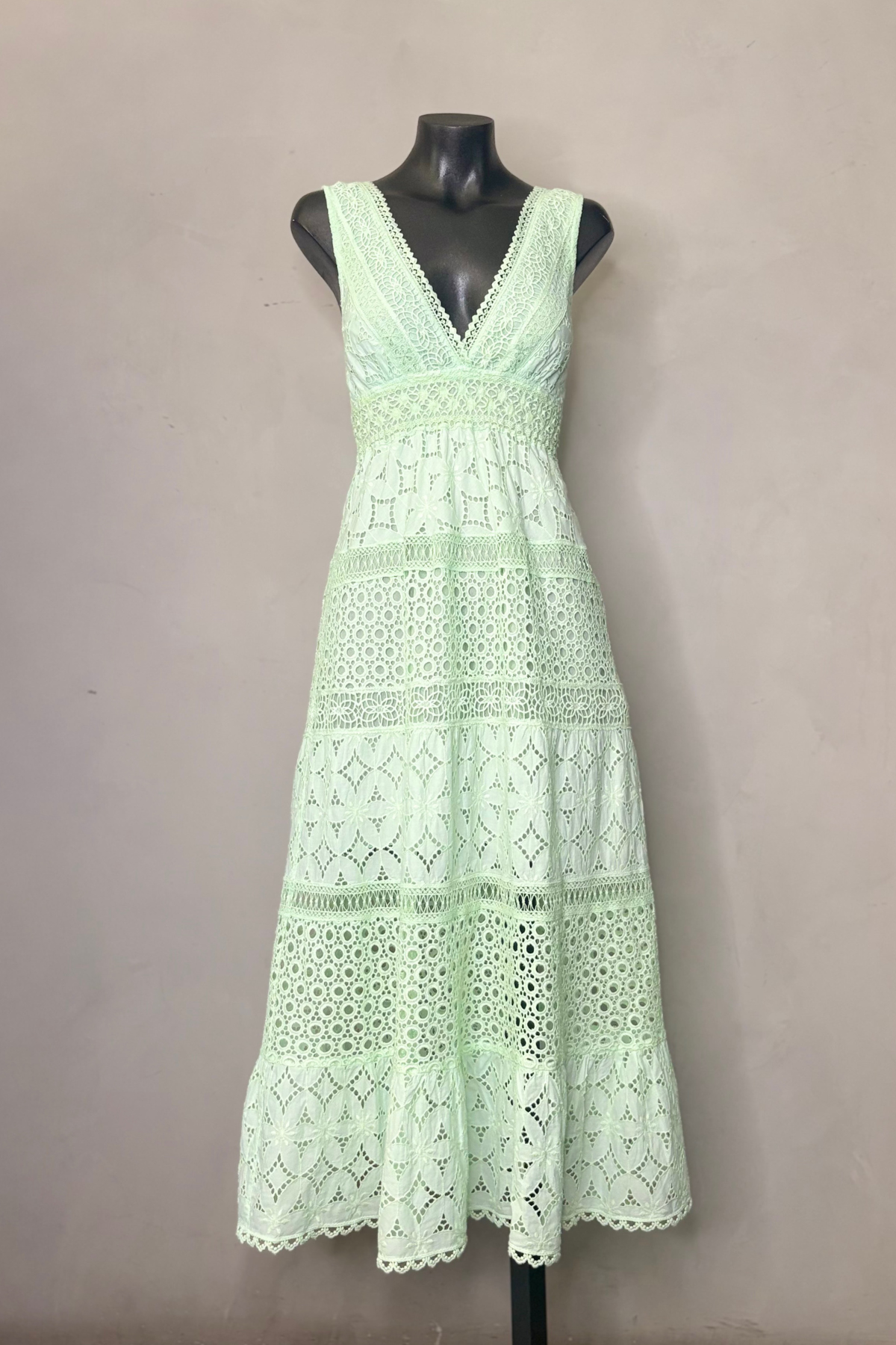 Vestido midi aqua Alpinia con silueta envolvente y volantes elegantes ideal para invitada de boda y eventos sofisticados