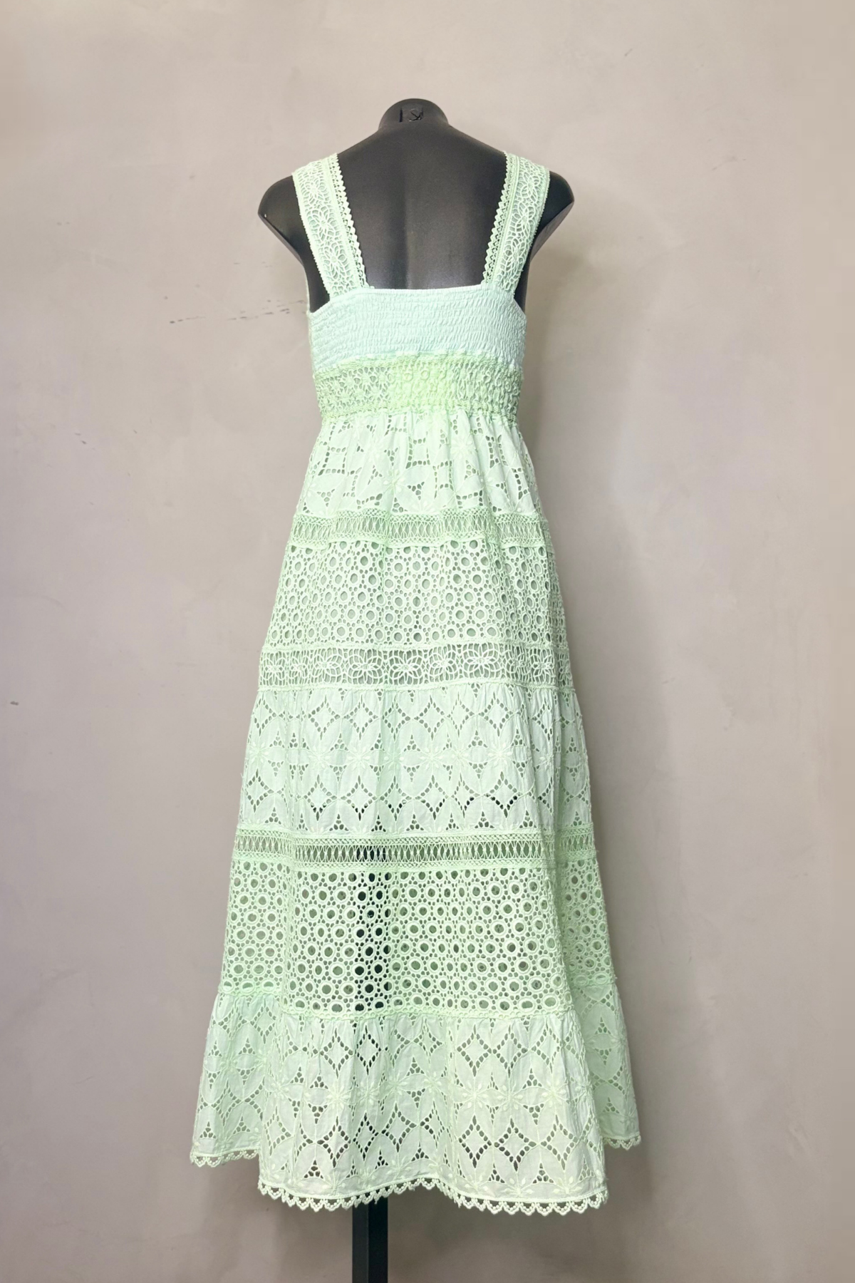 Modelo con vestido midi aqua fluido y diseño elegante perfecto para bodas de día, cenas y looks femeninos sofisticados