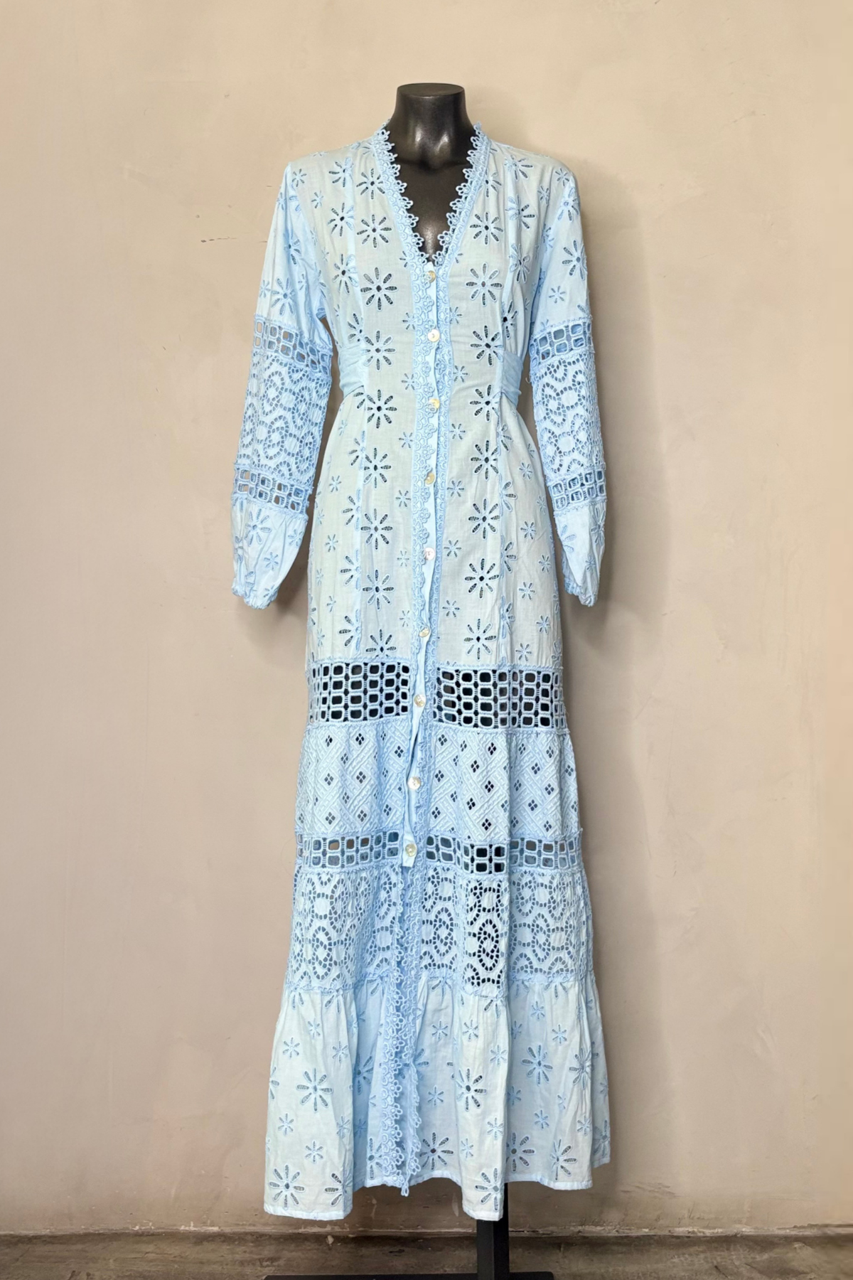 Vestido largo elegante Noce con silueta fluida y diseño sofisticado ideal para invitada de boda, eventos formales y ocasiones especiales