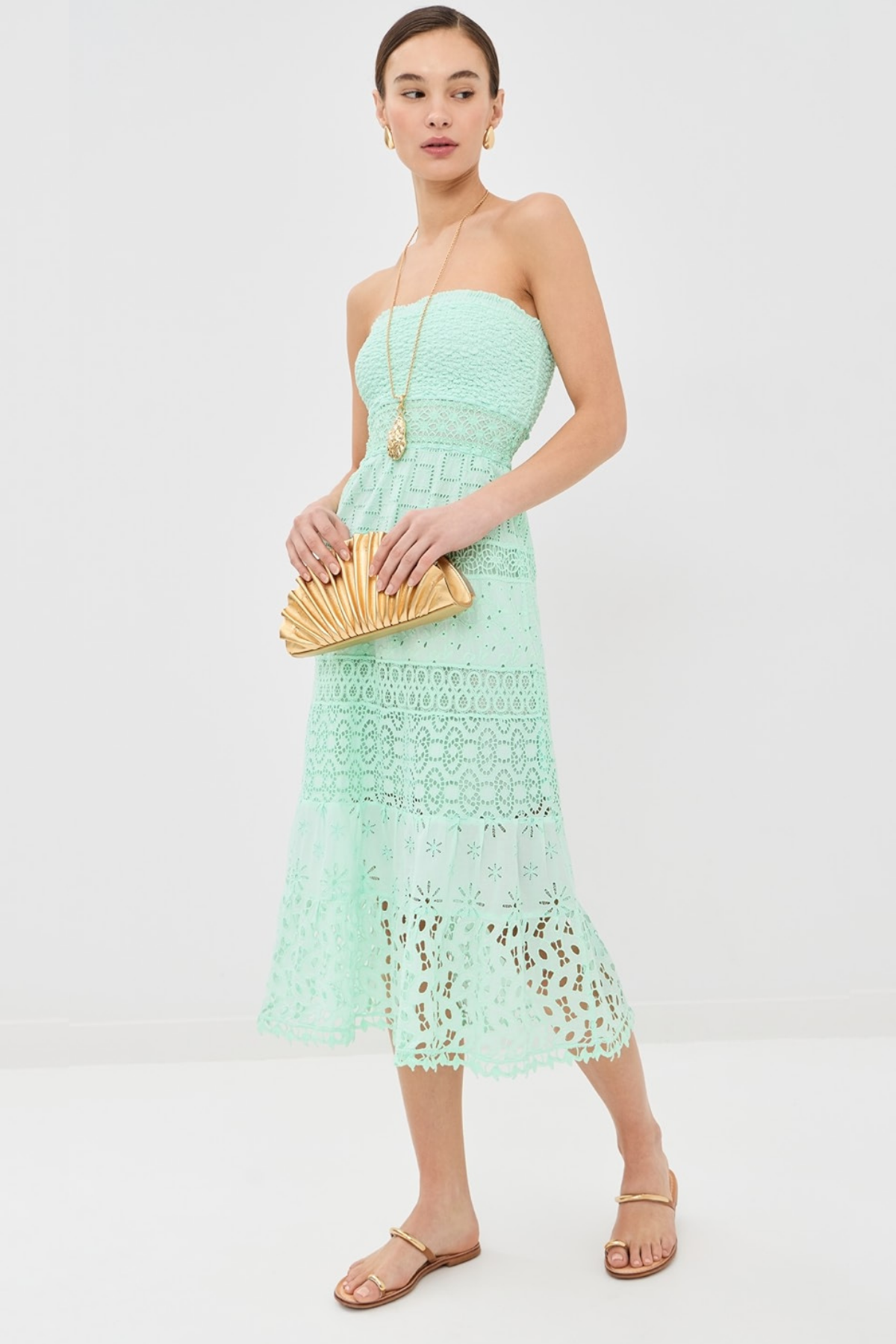 Modelo con vestido midi aqua strapless fluido con volantes perfecto para looks sofisticados, femeninos y ocasiones especiales