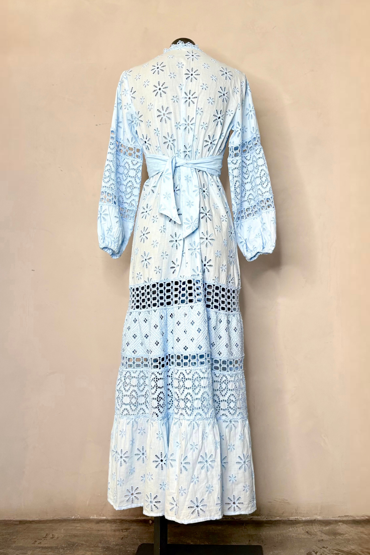 Vista trasera vestido maxi Noce con caída ligera y estilo refinado perfecto para looks de noche, galas y eventos elegantes