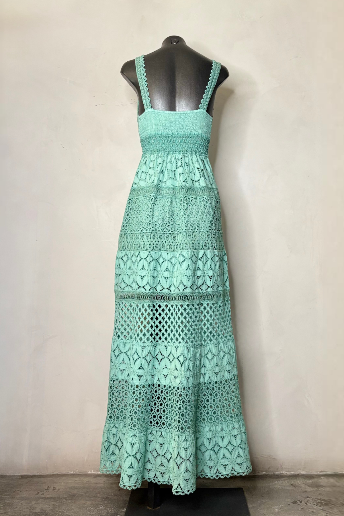 Modelo con vestido maxi teal fluido con volantes en capas y silueta favorecedora ideal para eventos de verano