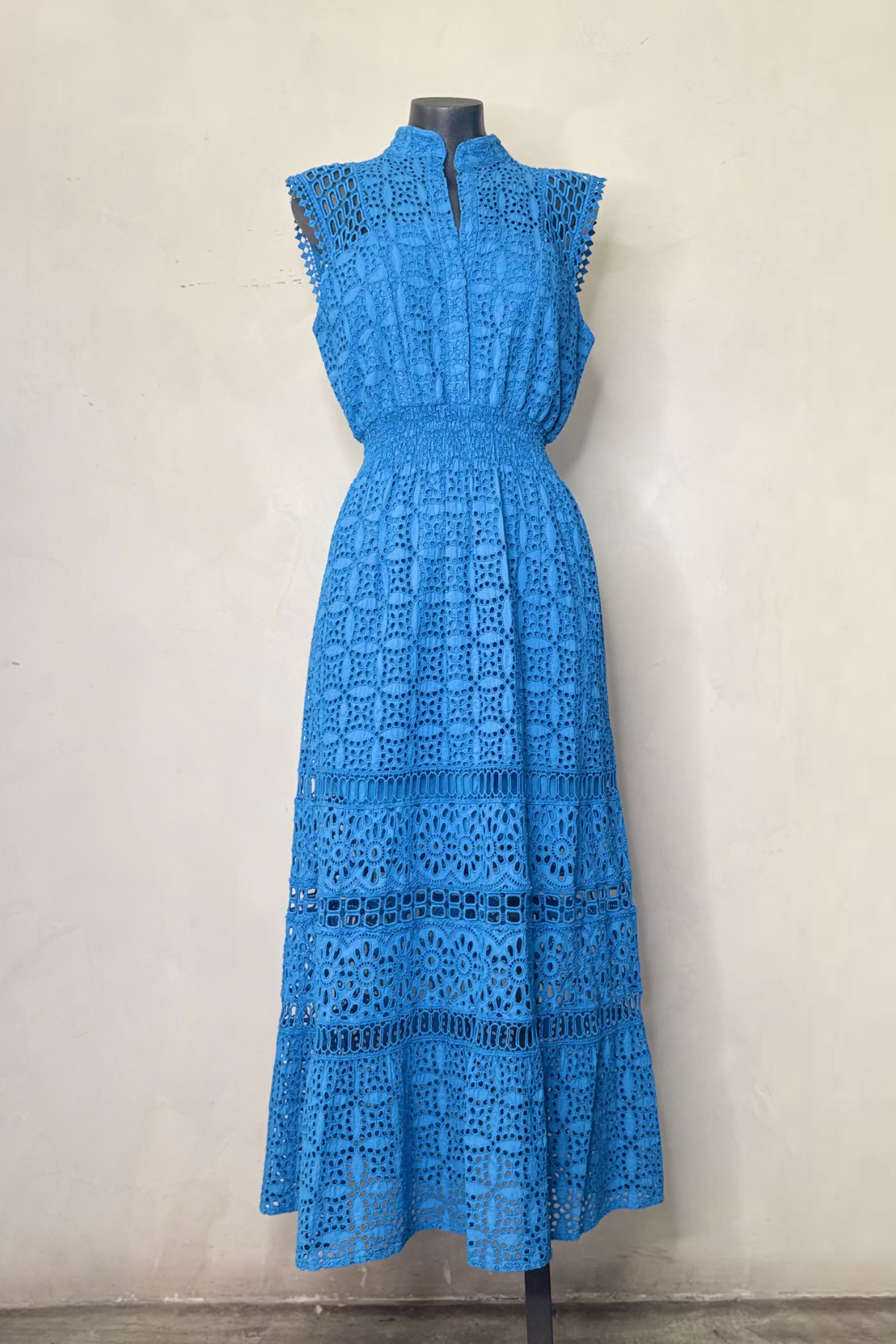 Vestido largo cobalto Ginepro con silueta fluida y diseño elegante ideal para invitada de boda, eventos formales y looks luxury minimal