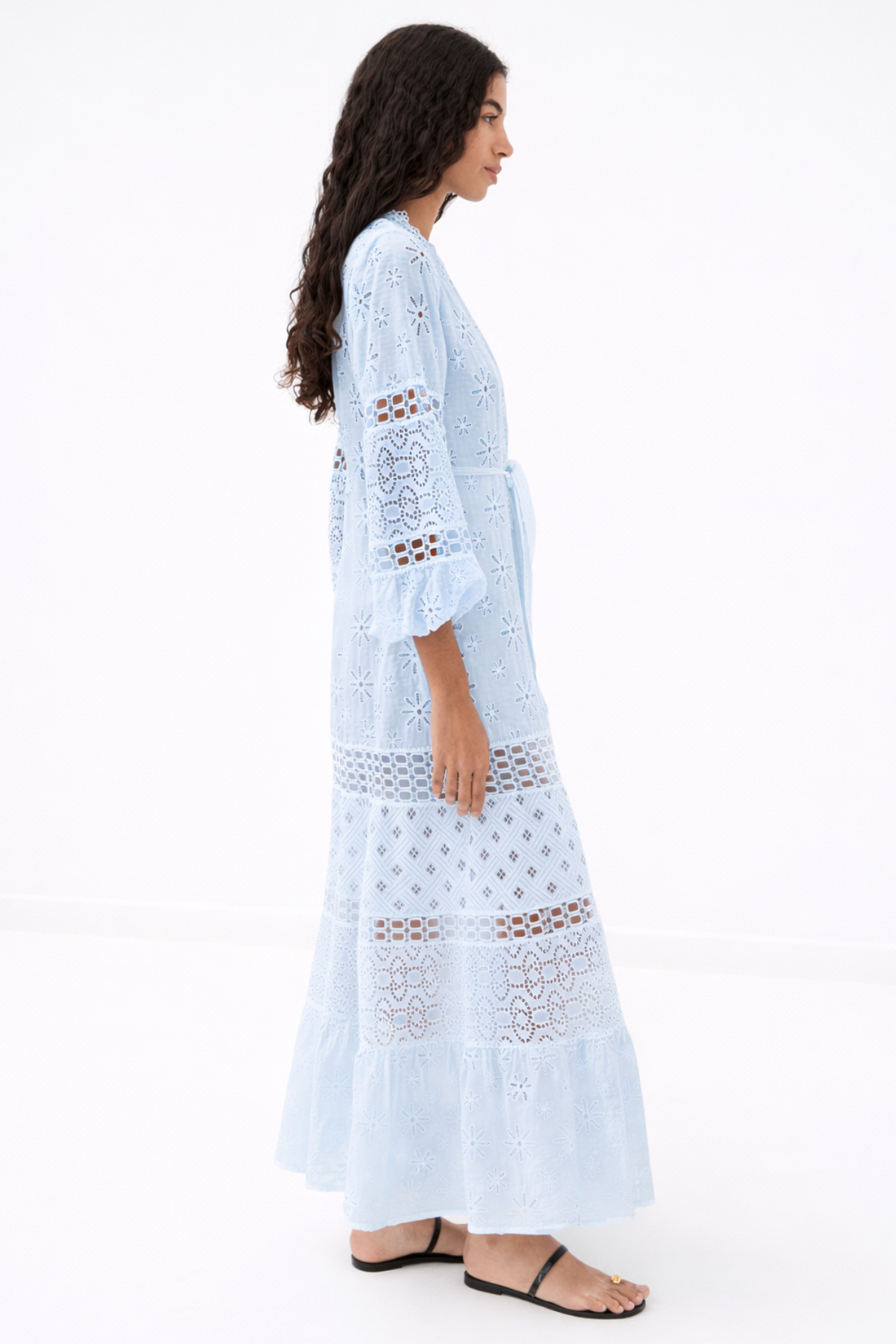 Vista lateral vestido maxi caída elegante ideal para eventos de noche y looks glam sofisticados
