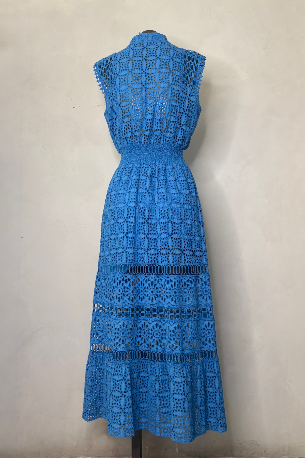 Vista trasera vestido maxi azul cobalto con caída sofisticada y estilo refinado perfecto para galas, fiestas y ocasiones especiales