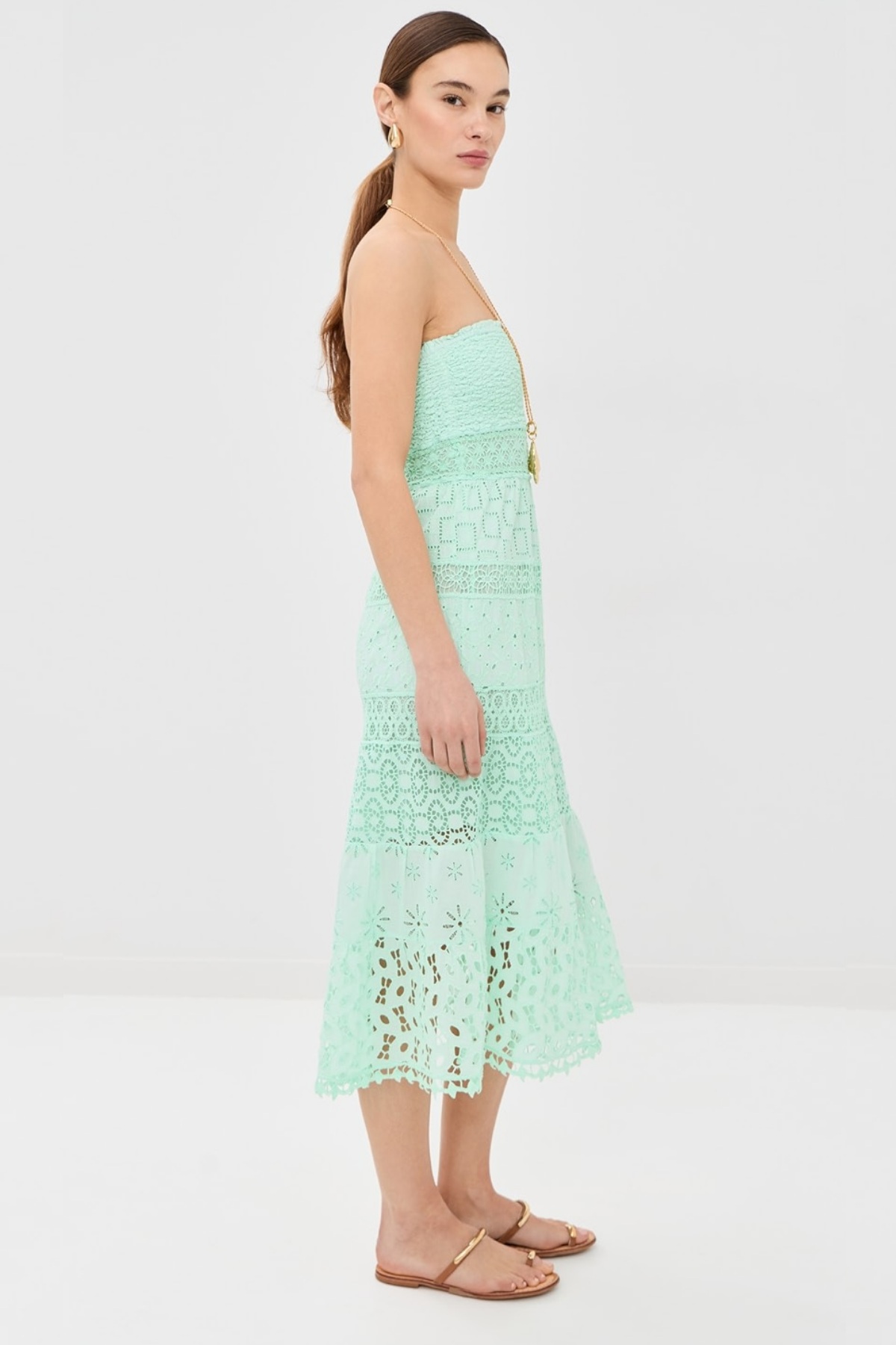 Detalle vestido midi aqua con volantes en capas y acabado ligero ideal para outfits romantic luxury y verano elegante