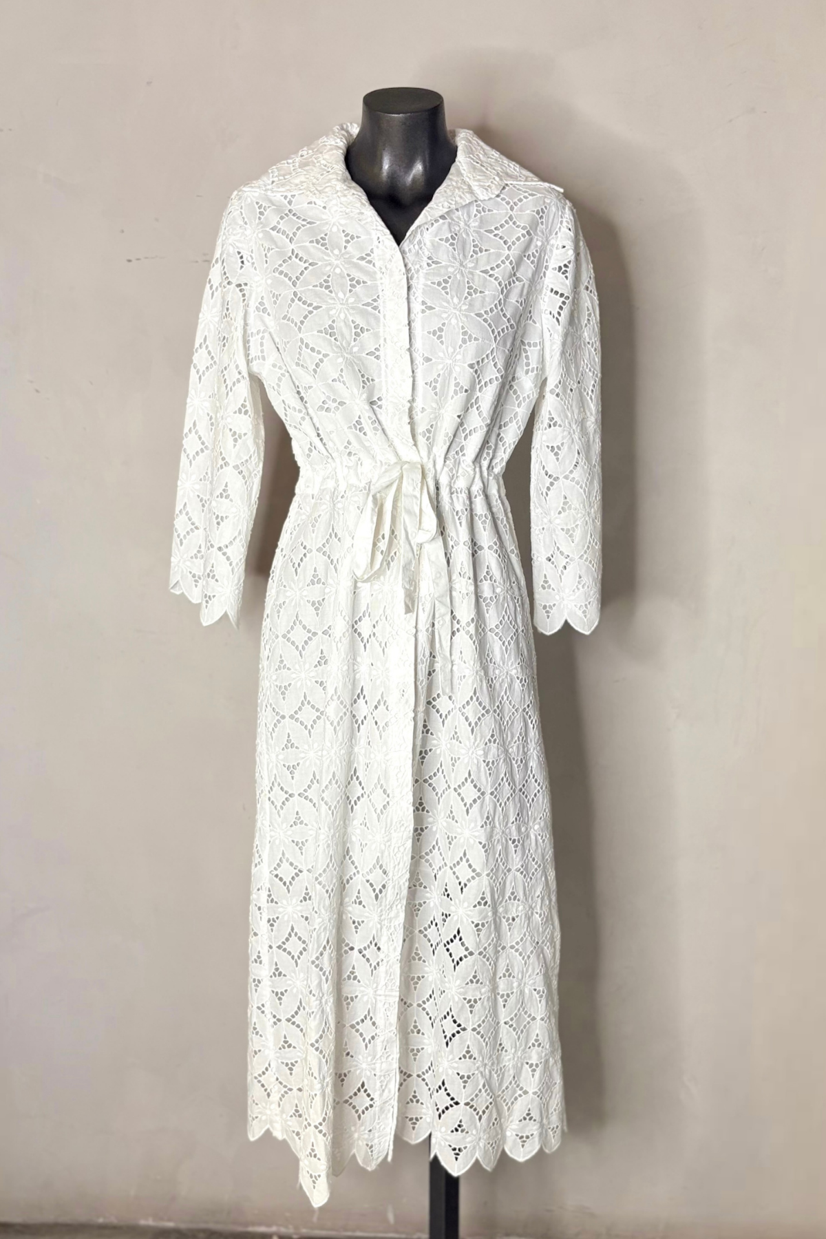 Vestido midi blanco Cardamomo con diseño elegante y silueta fluida ideal para invitada de boda, eventos y estilo luxury minimal