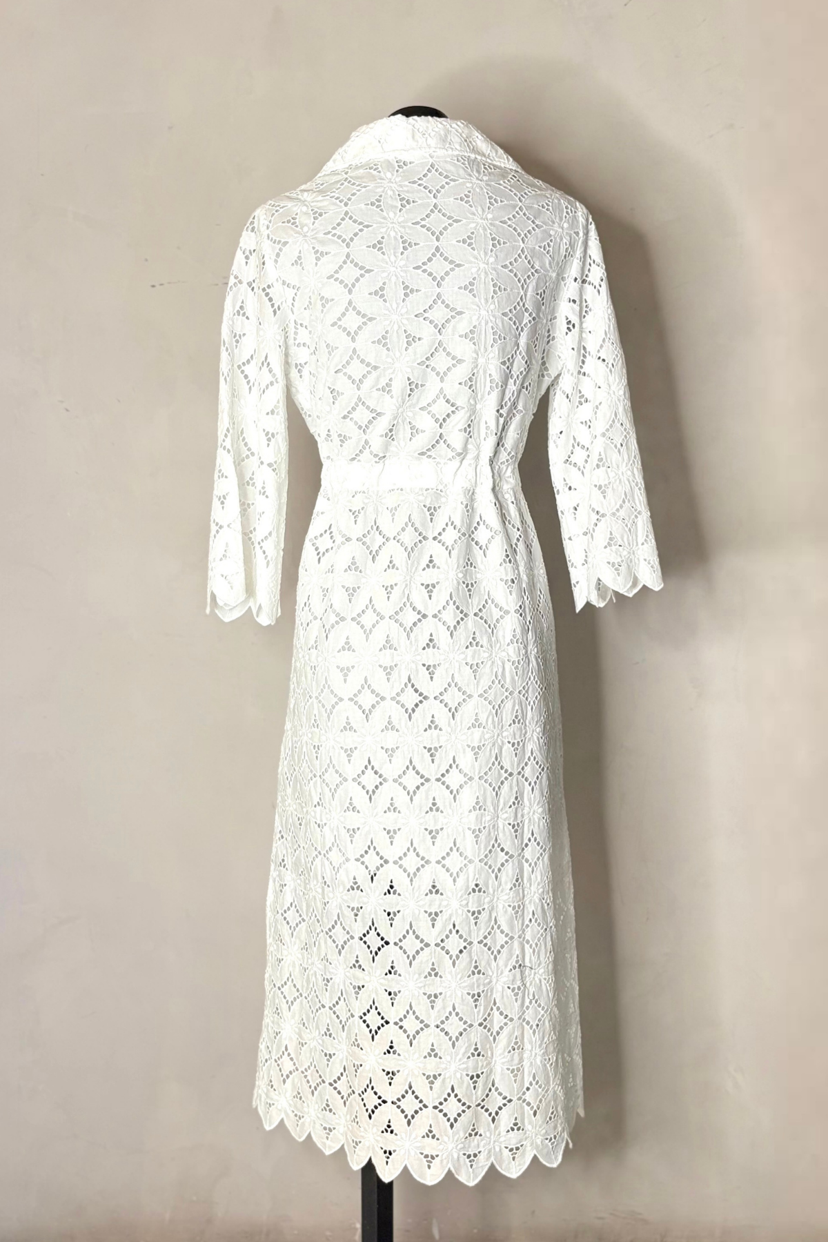 Vista trasera vestido midi blanco con caída sofisticada y estilo refinado perfecto para looks elegantes de verano y ocasiones especiales
