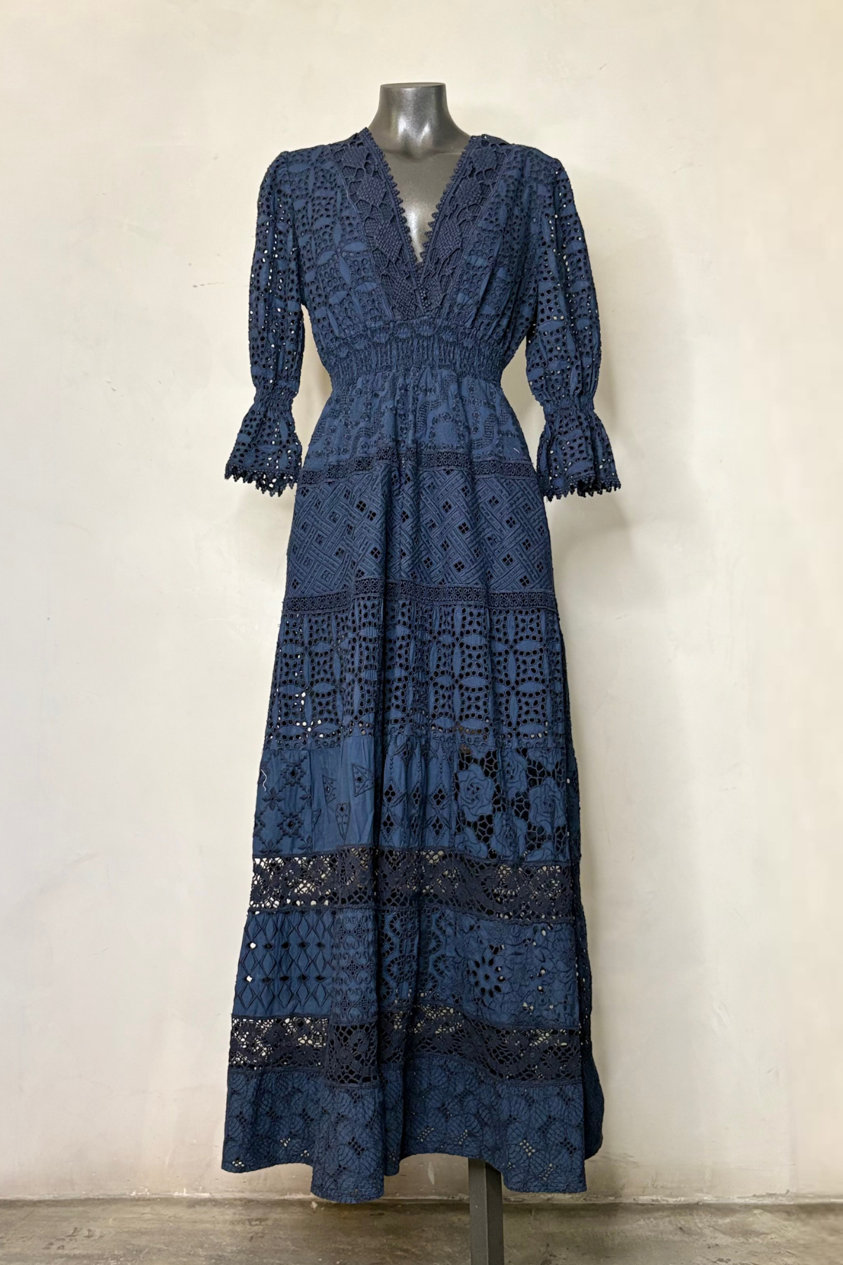 Vestido largo azul marino Wasabi con silueta fluida y diseño elegante ideal para verano, eventos y estilo mediterranean luxury