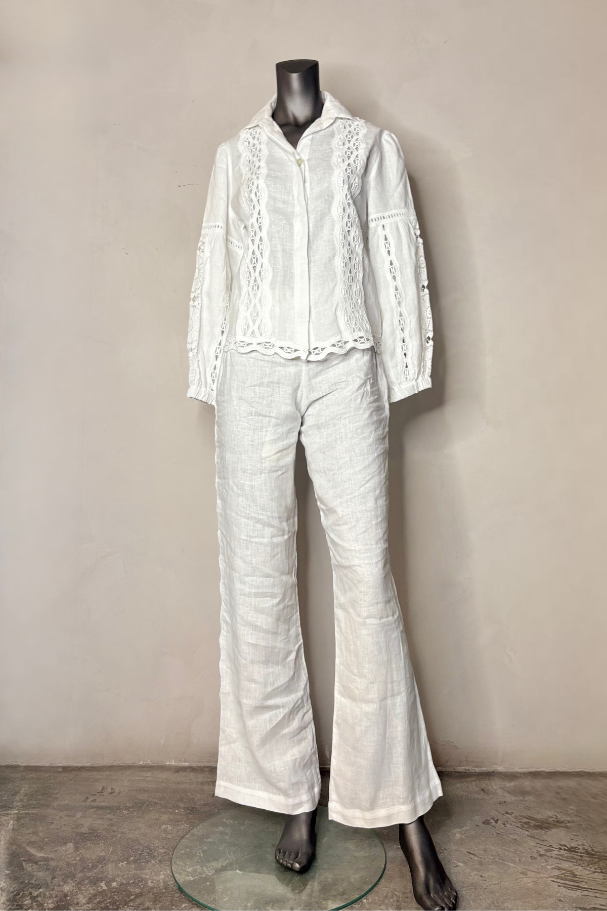 Pantalón blanco de lino Origano con corte fluido y estilo mediterráneo elegante ideal para verano, viajes y looks sofisticados