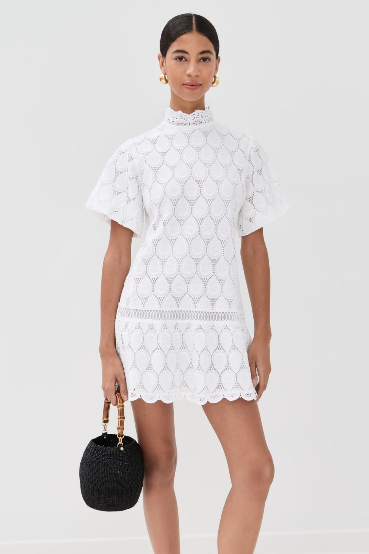 Vestido mini blanco Cubebe con diseño elegante y silueta fluida ideal para verano, vacaciones y estilo mediterranean luxury