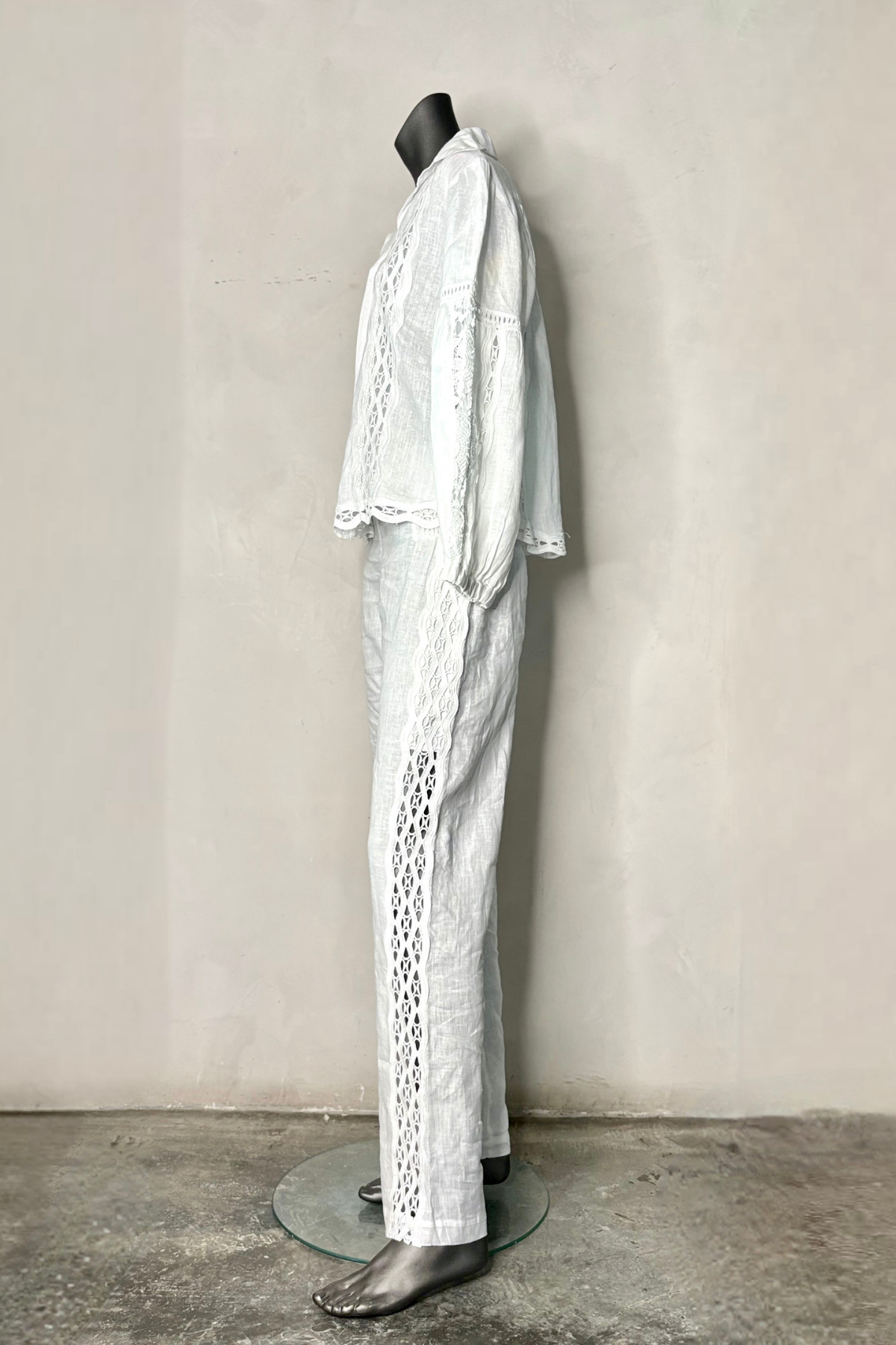 Vista trasera pantalón de lino blanco con ajuste relajado y diseño versátil perfecto para outfits de verano y estilo casual chic