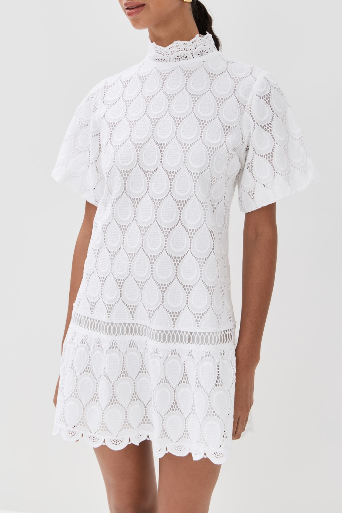 Modelo con vestido corto blanco ligero y sofisticado perfecto para beach club, cenas y looks elegantes de verano