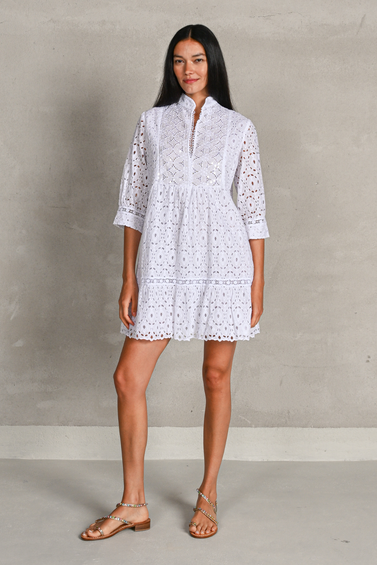 Vestido corto blanco con silueta favorecedora y estilo minimalista para cenas