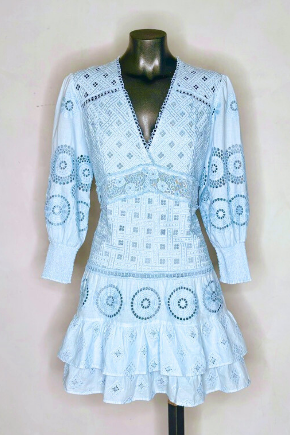 Modelo con vestido corto Mala de estilo moderno con caída ligera y ajuste favorecedor perfecto para verano y ocasiones especiales