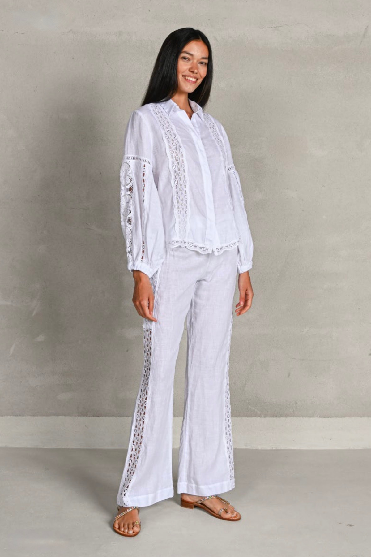 Top lavanda y pantalón de lino blanco Origano con corte fluido y estilo mediterráneo elegante ideal para verano y vacaciones