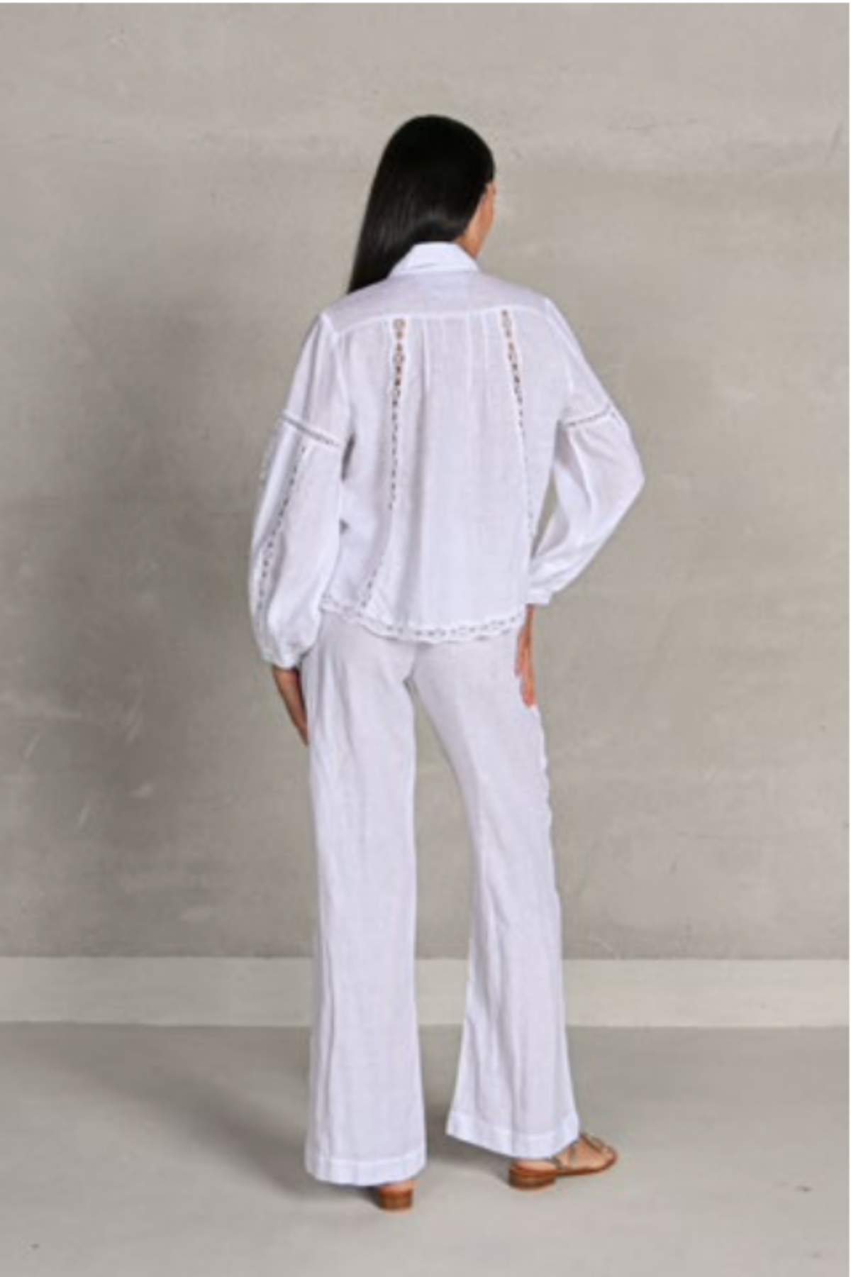 Modelo con Top Lavanda y pantalón origano blanco de lino ligero y transpirable perfecto para looks resort y outfits sofisticados