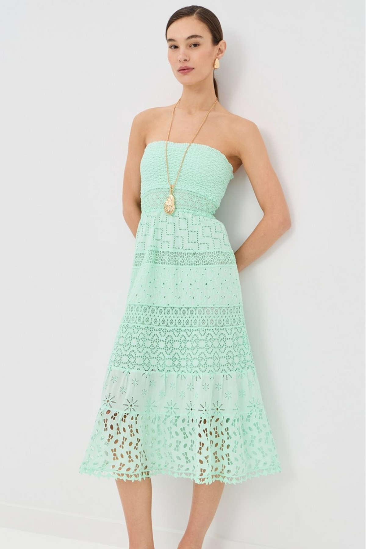 Vestido midi aqua Ruta sin tirantes con volantes en capas y diseño romántico elegante ideal para invitada de boda y eventos de verano