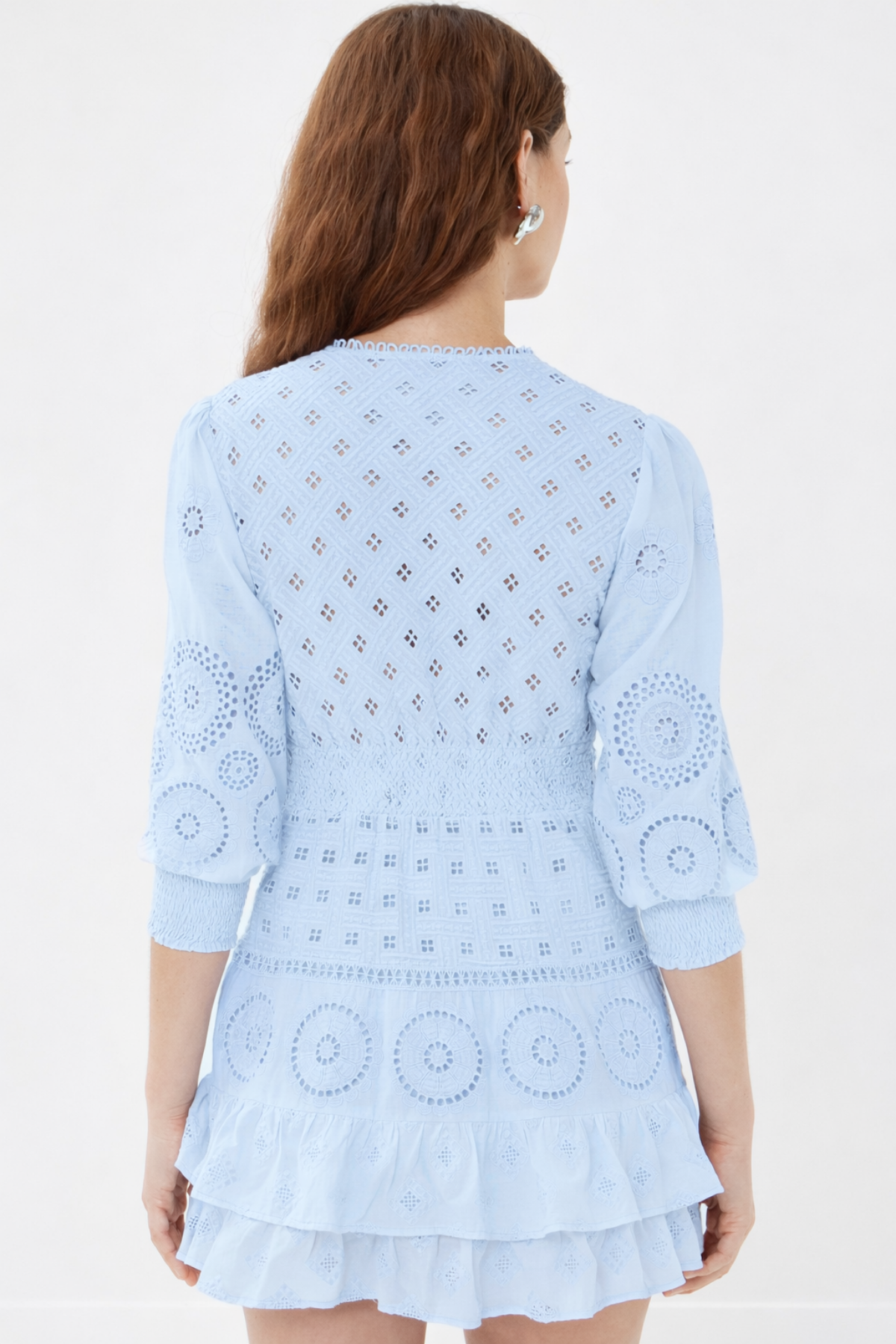 Vista trasera vestido mini con diseño limpio y caída ligera perfecto para outfits de verano y estilo minimal chic