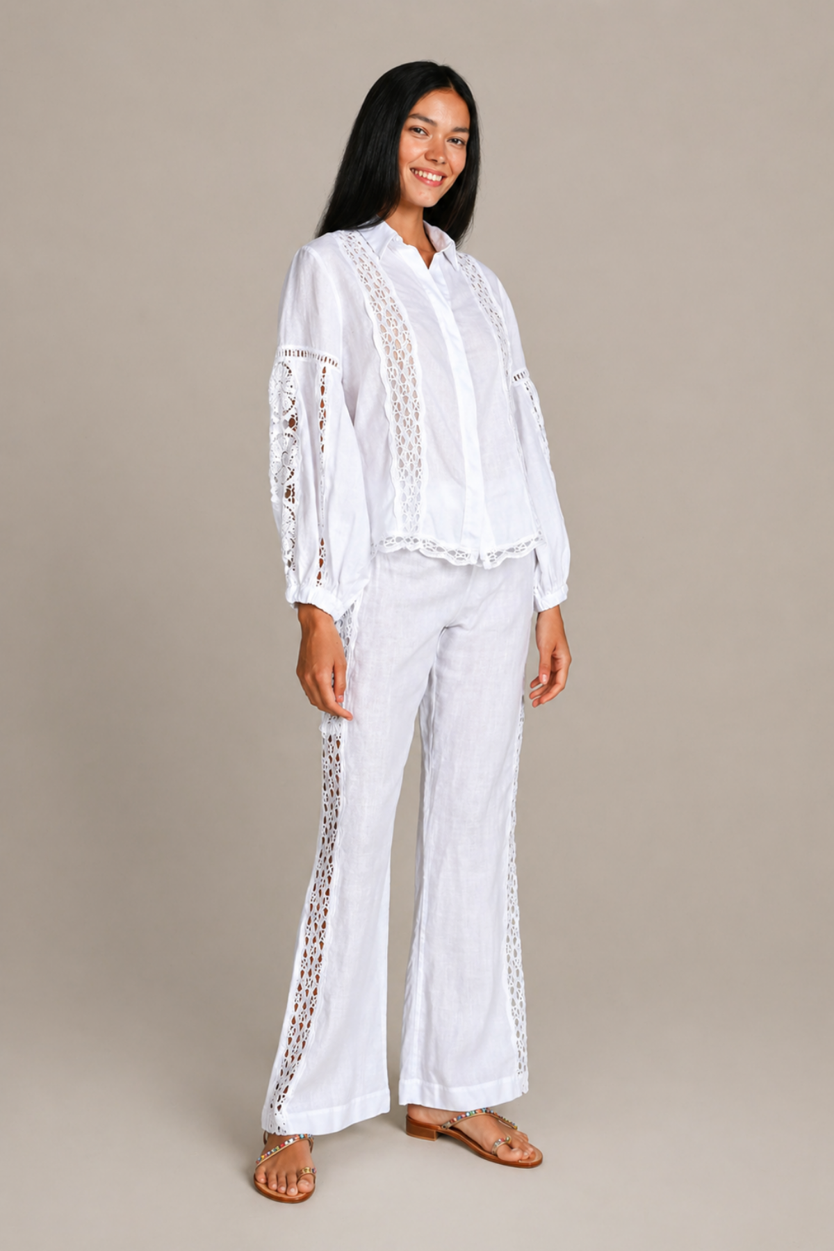 Top lavanda y pantalón de lino blanco Origano con corte fluido y estilo mediterráneo elegante ideal para verano y vacaciones