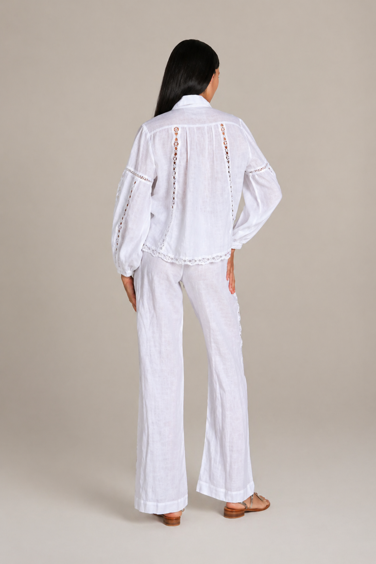 Modelo con Top Lavanda y pantalón origano blanco de lino ligero y transpirable perfecto para looks resort y outfits sofisticados