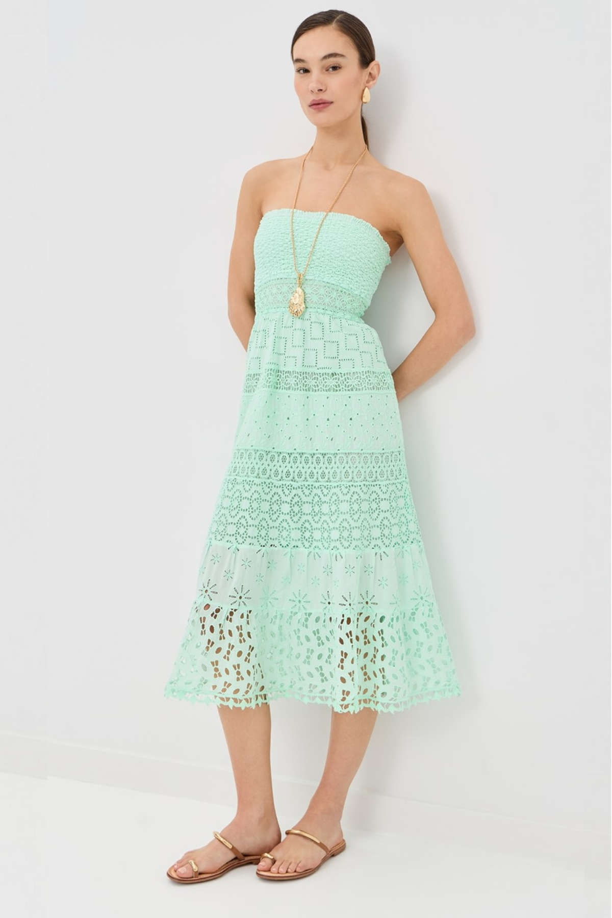 Vestido midi aqua Ruta sin tirantes con volantes en capas y diseño romántico elegante ideal para invitada de boda y eventos de verano