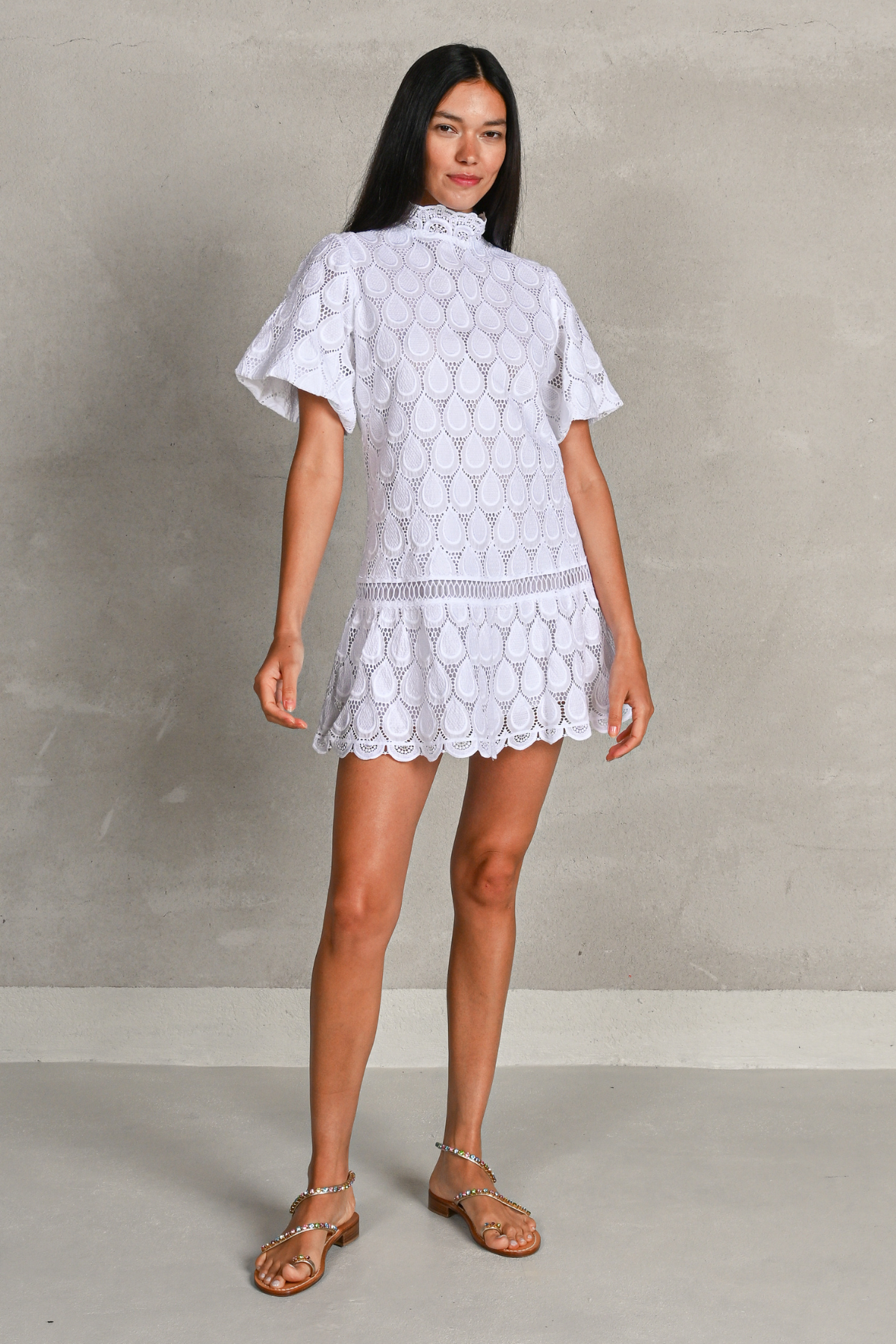 Vestido mini blanco Cubebe de algodón con diseño fluido ideal para verano, vacaciones y estilo mediterráneo elegante