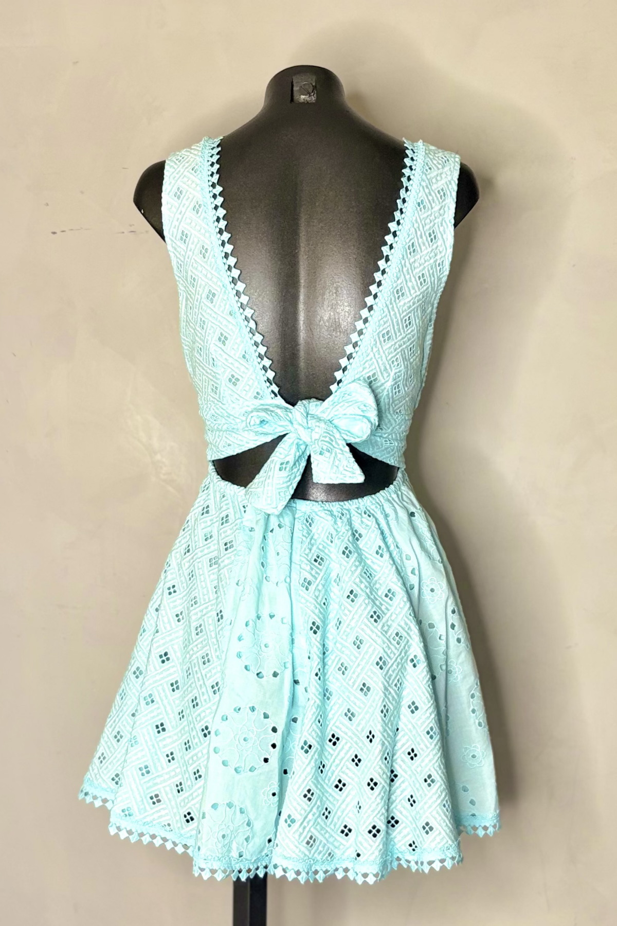 Vista trasera vestido corto turquesa con caída ligera y silueta favorecedora perfecto para vacaciones, fiestas y outfits sofisticados de verano