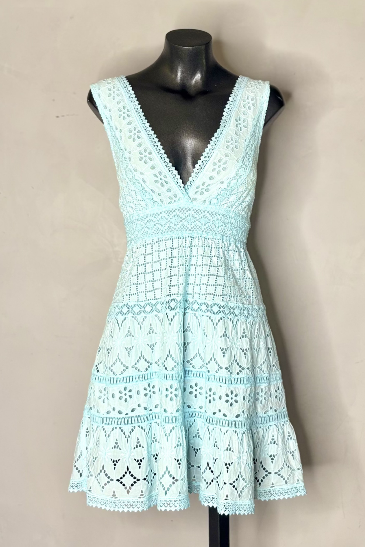 Vestido mini turquesa Cappero con escote en V profundo y volantes, diseño elegante ideal para verano y estilo mediterranean luxury