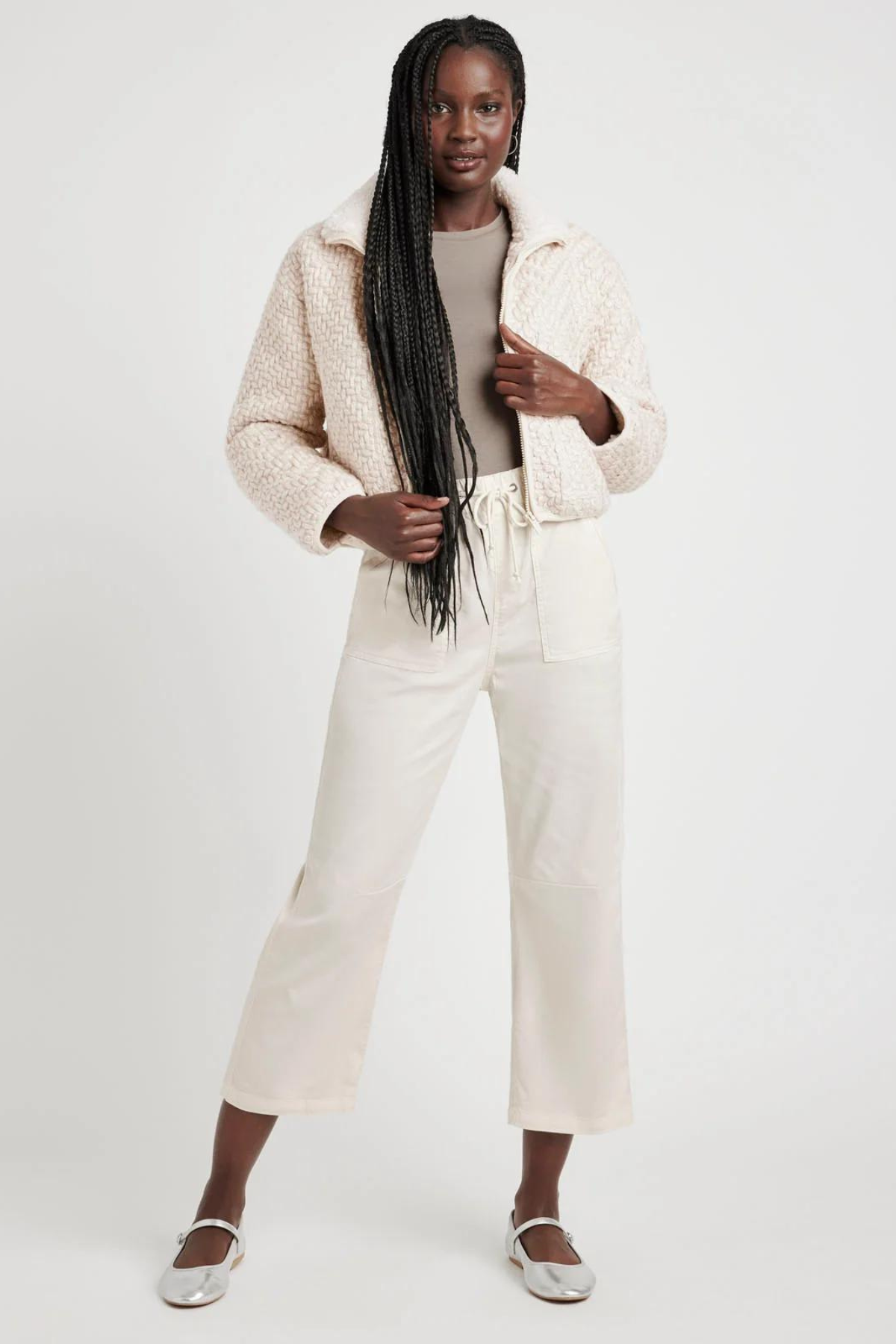 Vista frontal de la chaqueta Mandie de Splendid en tono white sand, corte boxy con cremallera frontal y cuello envolvente