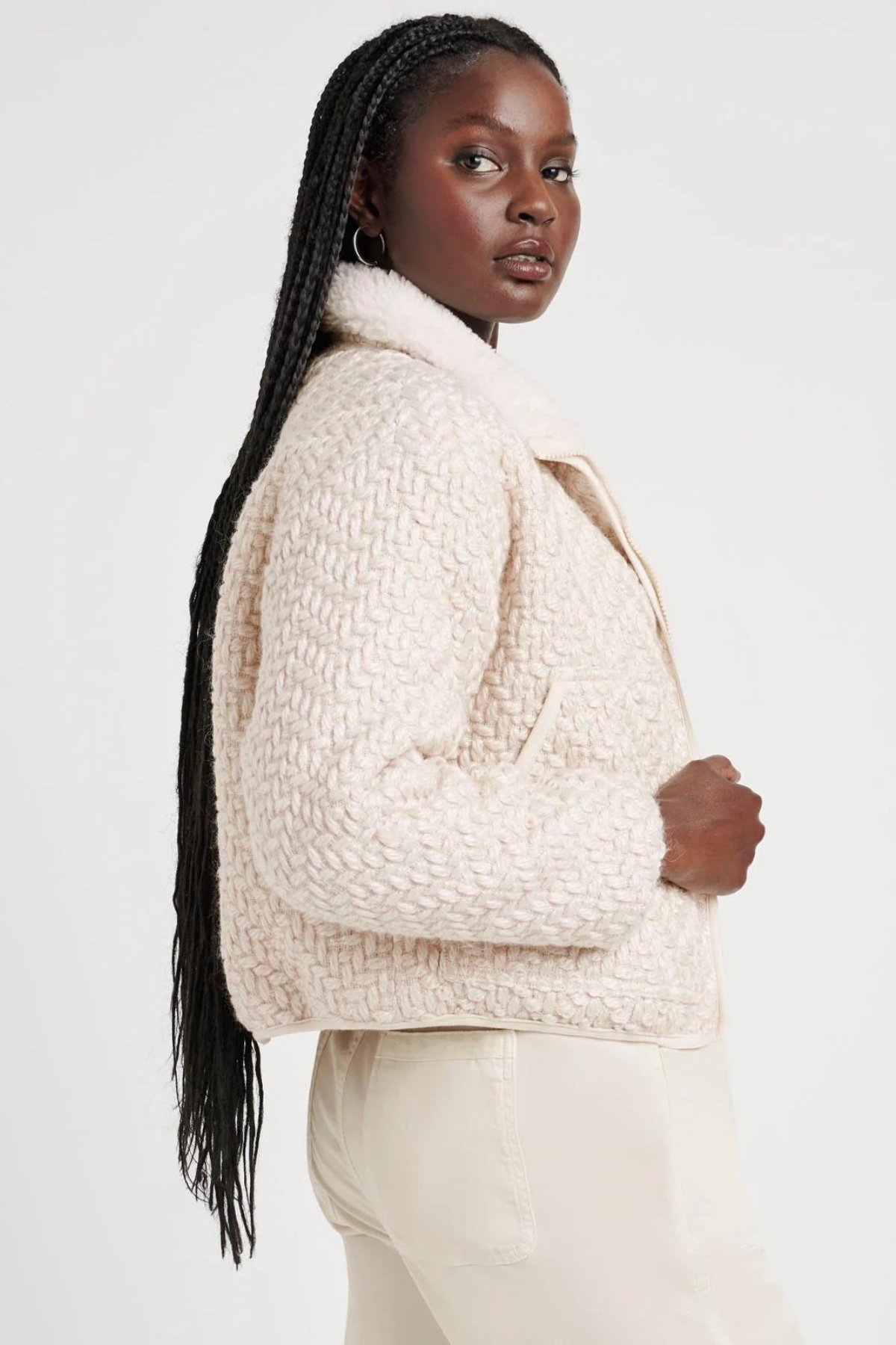 Vista lateral de la Mandie Jacket, mostrando su silueta boxy y confección en mezcla de poliéster y lana