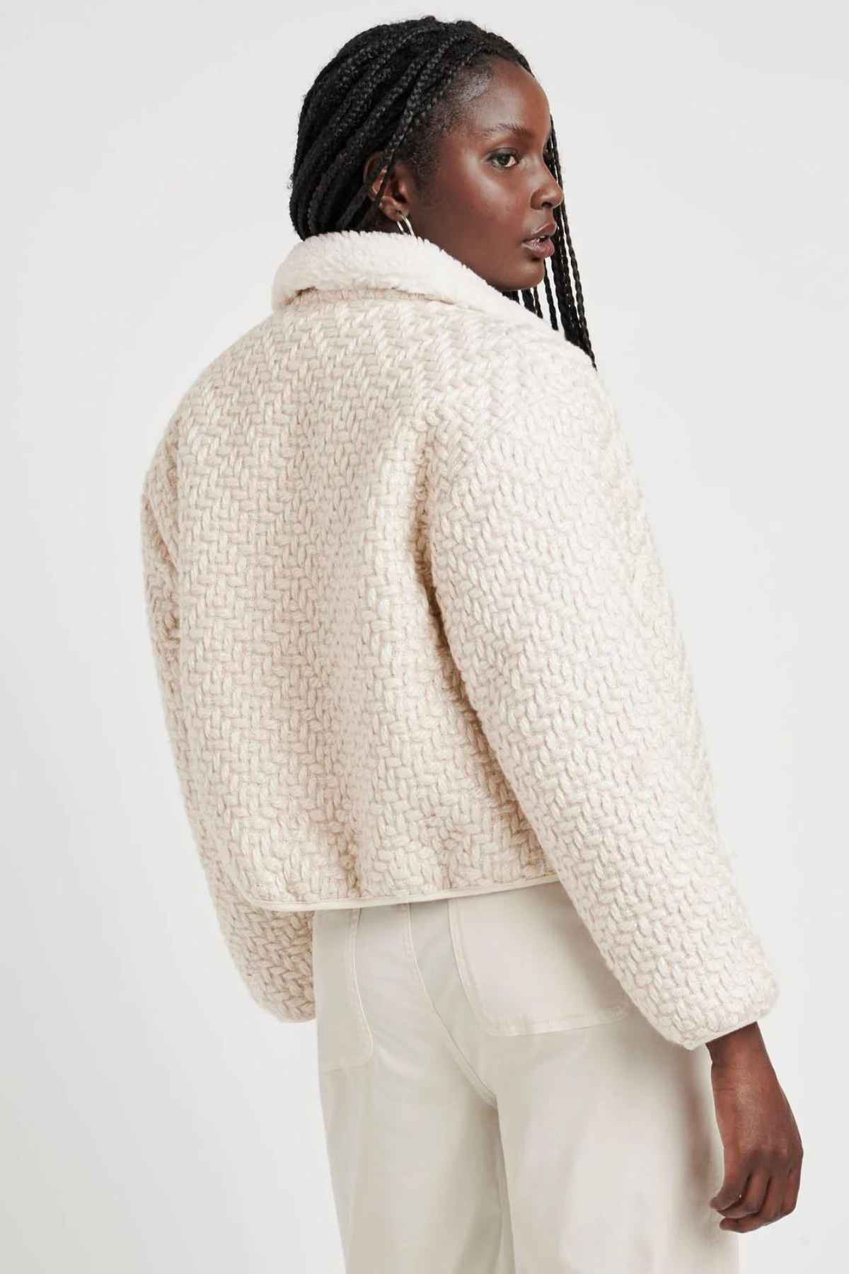 Vista trasera de la chaqueta Mandie de Splendid, resaltando longitud uniforme y caída estructurada desde el hombro