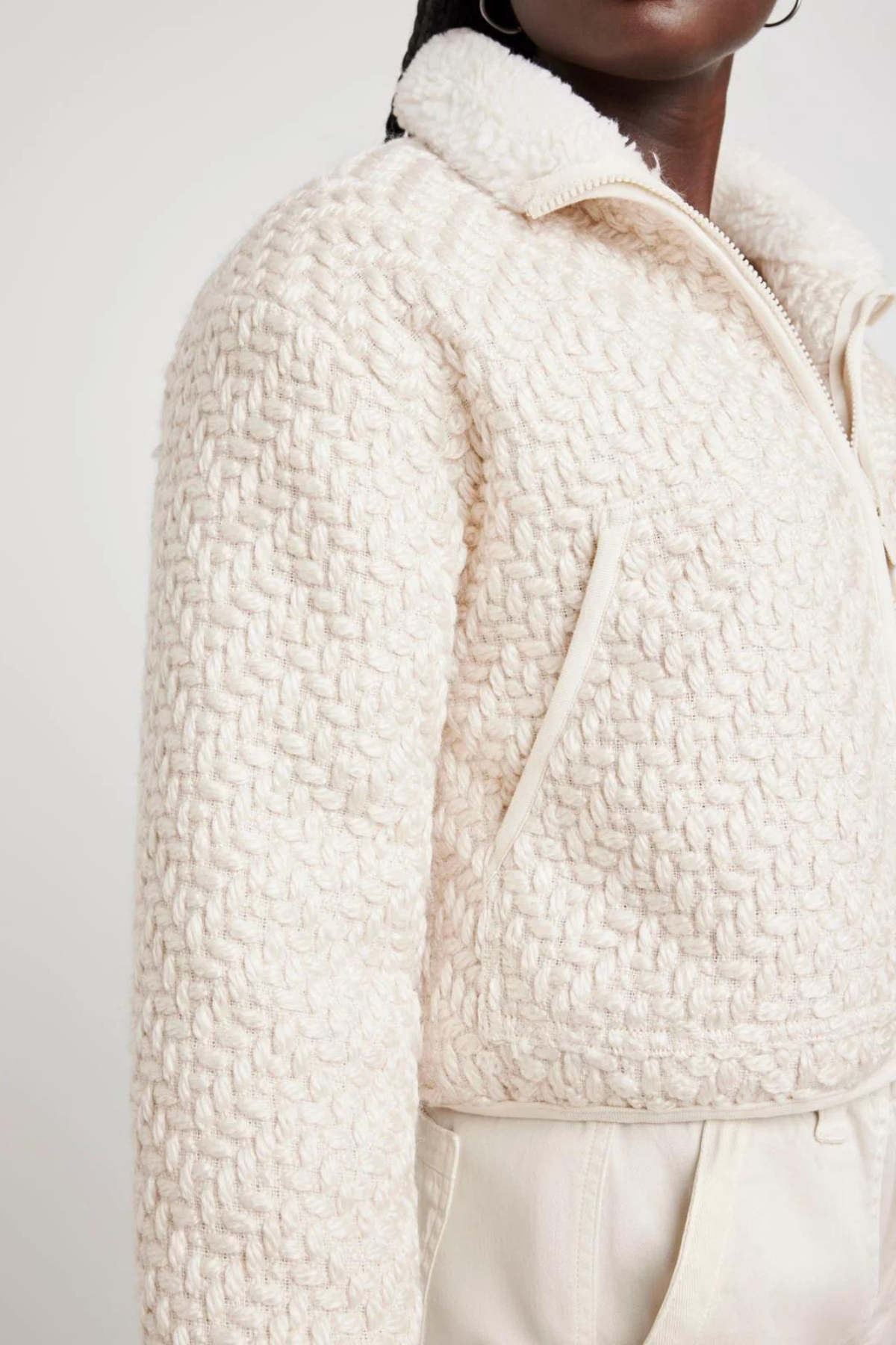 Detalle del tejido acolchado y costuras definidas de la chaqueta Splendid Mandie, mostrando acabado puffy de alta calidad