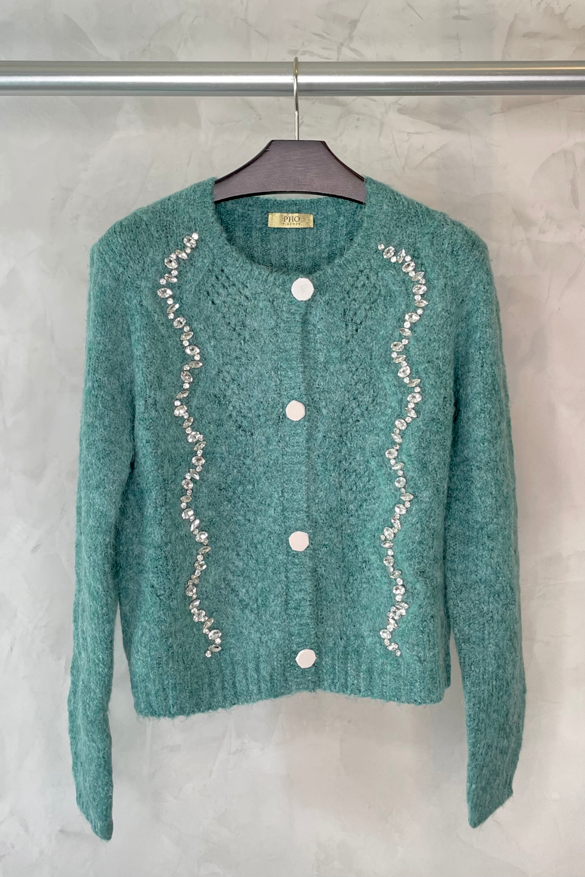 Cardigan Pho Firenze en color verde bosque con detalles de pedrería en el escote y cierre de botones centrales, elegante y sofisticado