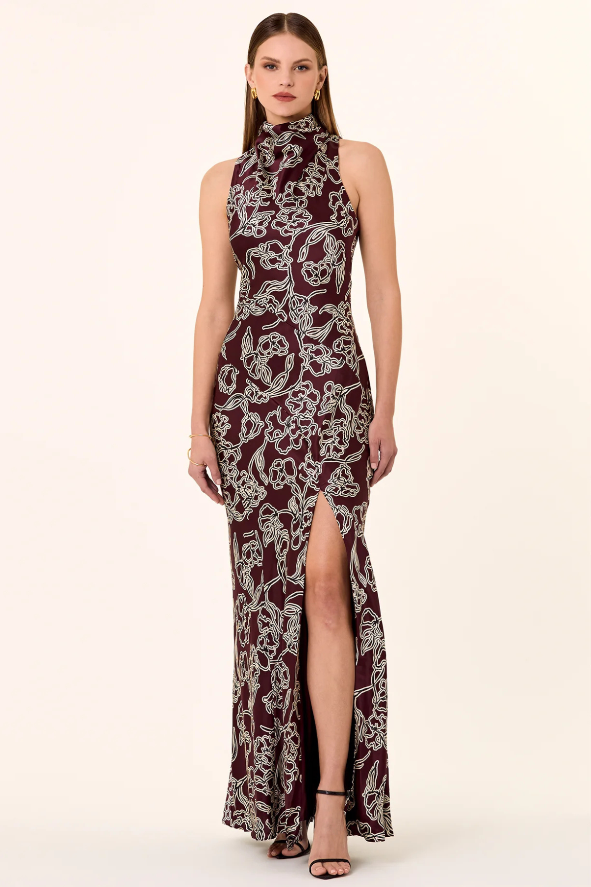 Modelo luciendo vestido largo Nicholas The Label Demi en tono suave con diseño fluido y elegante para eventos formales