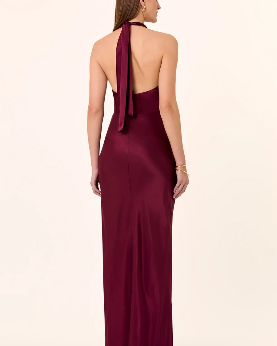 Vista trasera del vestido largo Nicholas The Label Galilea en modelo con fondo neutro mostrando cierre y caída natural para look sofisticado