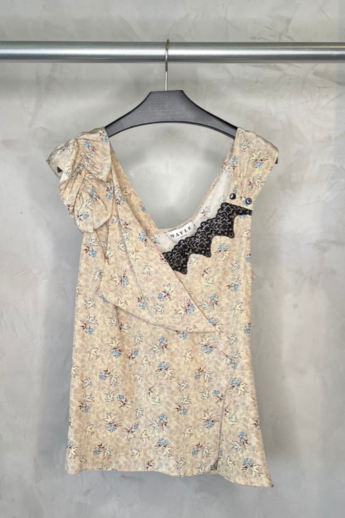 Top Maison Floral Ines de Mayle, escote con encaje, hombros asimétrico con volantes, manga corta, escote en V, detalles de volantes y estampado floral
