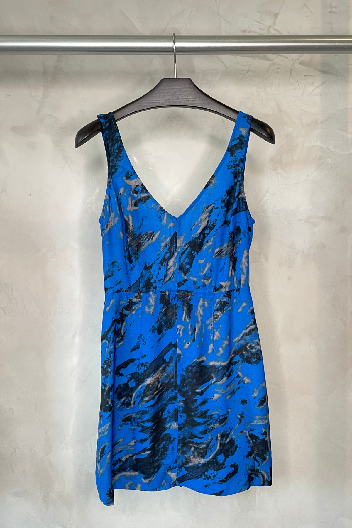 Vestido mini Vila sin mangas con escote en V pronunciado y cremallera trasera, en tejido elástico para looks nocturnos con tacones