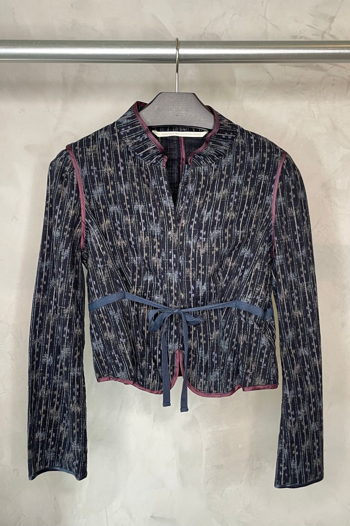 Blazer Twelfth By Cynthia Street en algodón 100% puro con corte entallado, solapas notched y silueta semifitted para looks ejecutivos sin arruga