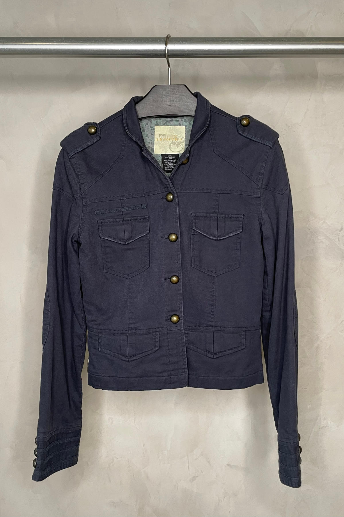 Chaqueta navy con forro térmico desmontable y detalles reflectantes, perfecta para ciclistas urbanos y estilo casual elegante