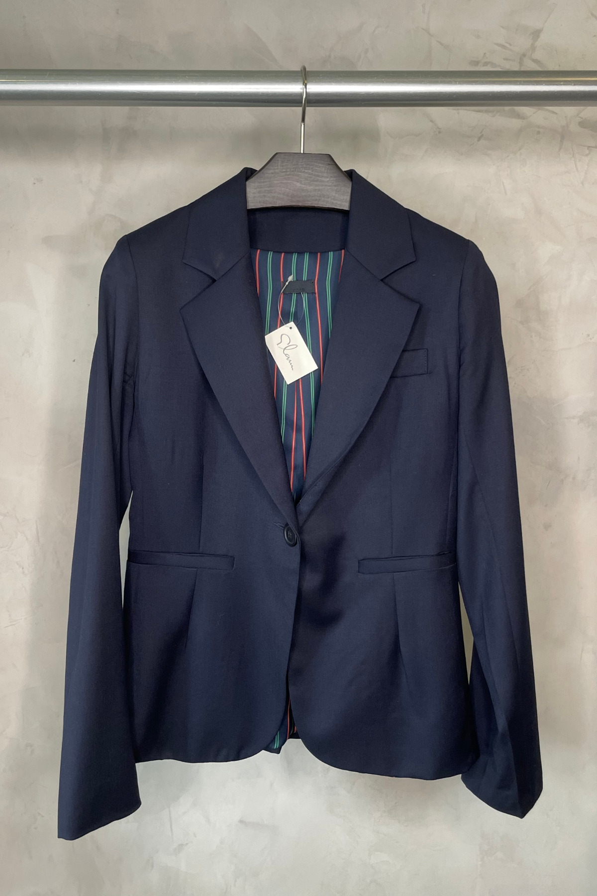 Blazer Wren azul marino de corte sofisticado con hombreras estructuradas y botones dorados, perfecto para looks profesionales o eventos elegantes
