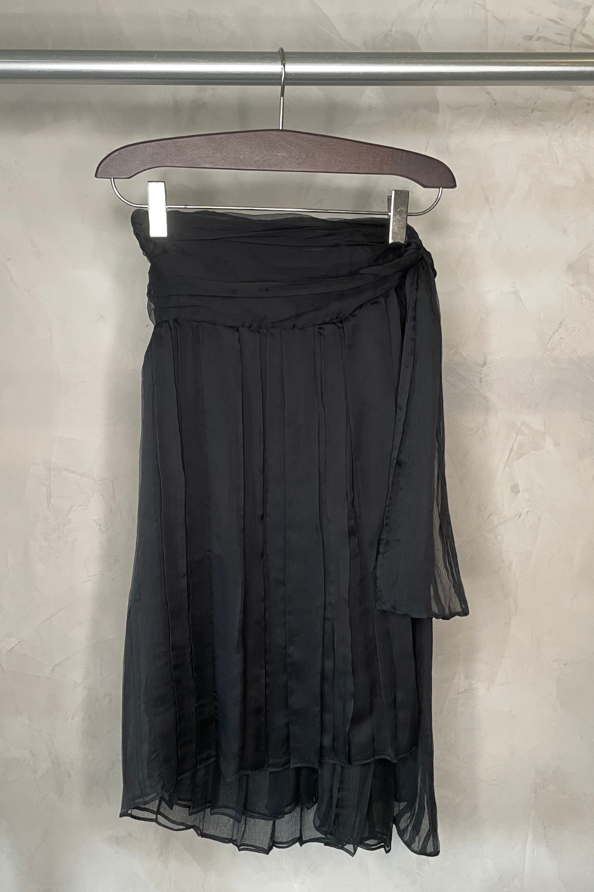 Falda midi Calypso de Vila en seda negra, con pliegues drapeados y cintura alta para looks elegantes de día o noche
