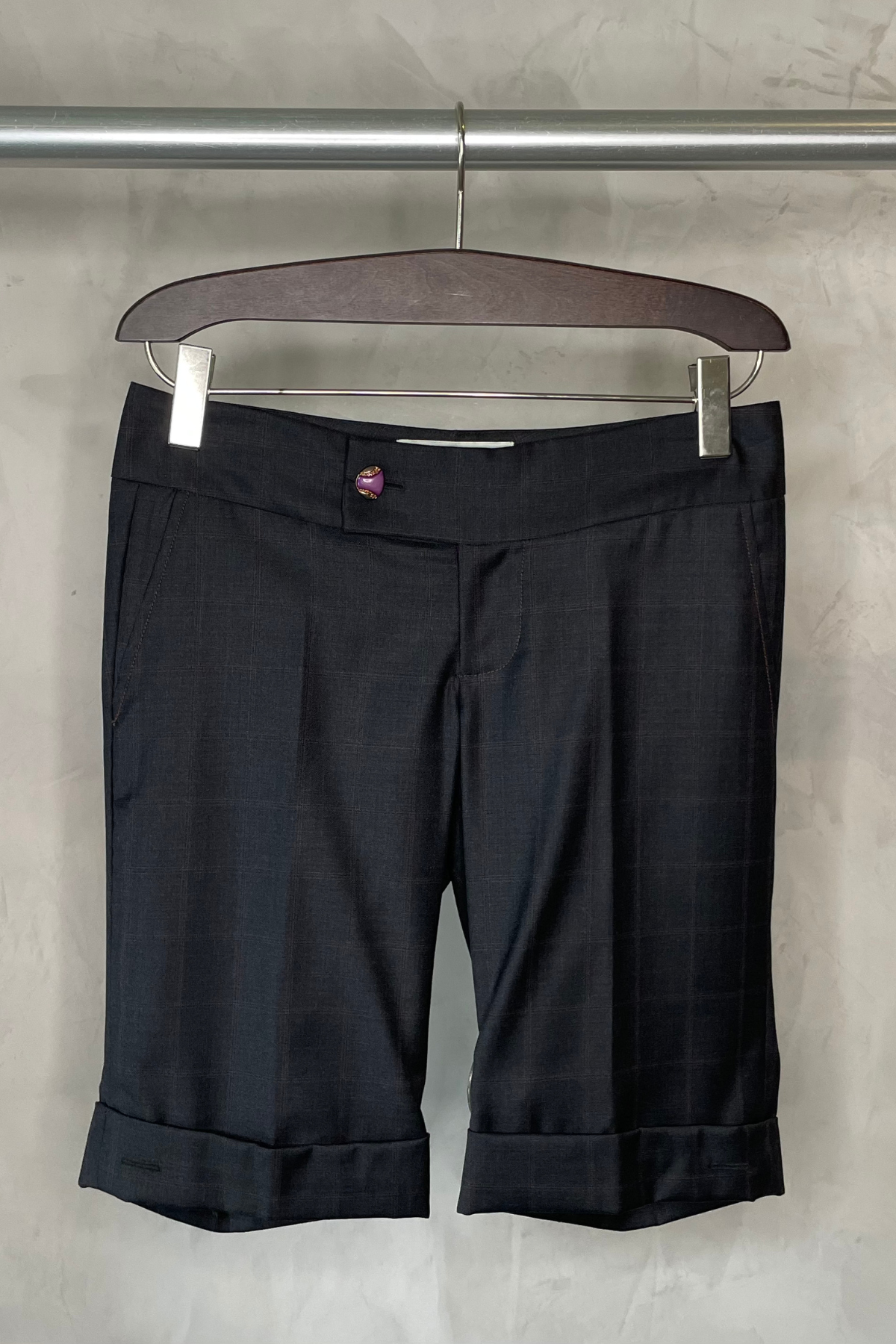 Pantalones cortos Park en color navy confeccionados en lana 100 %, con tiro alto y corte elegante ideal para un look sofisticado y cómodo