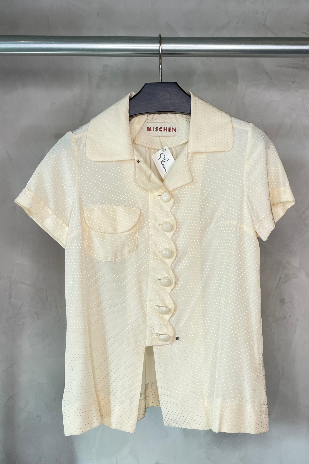 Blusa Mischen en color beige con detalles delicados y elegante caída, perfecta para looks sofisticados y combinaciones versátiles